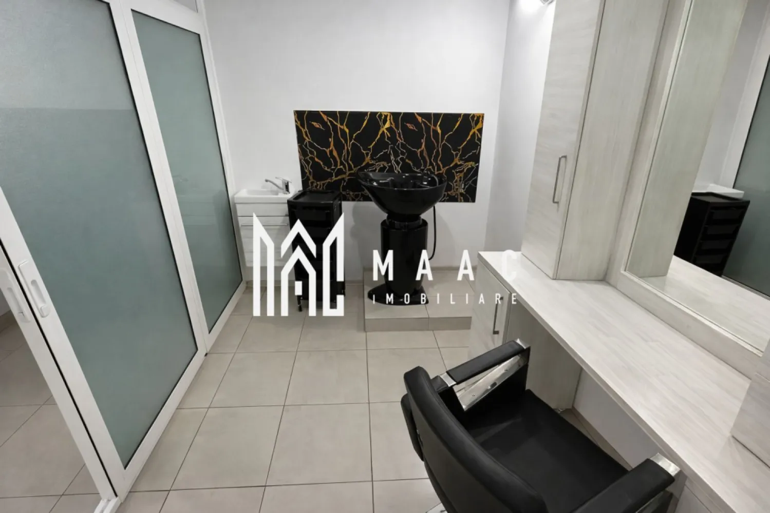Spațiu comercial | Salon / Frizerie | Parter | Arhitecților - Maac Imobiliare prezintă un spațiu comercial ideal pentru desfășurarea activităților de tip salon de înfrumusețare, frizerie sau alte servicii din domeniul beauty, situat la parterul unui imobil amplasat pe o stradă intens circulată din Cartierul Arhitecților.

Spațiul are o suprafață utilă de 32 mp și este compartimentat eficient pentru activități din domeniul serviciilor, fiind pregătit pentru a continua o afacere în acest domeniu.

Compartimentare:

zonă de așteptare pentru clienți

baie

zonă principală de salon

zonă separată pentru pensat, manichiură sau alte activități similare

Datorită poziționării la parter și a amplasării pe o stradă cu trafic intens, spațiul beneficiază de vizibilitate bună și acces facil pentru clienți, fiind potrivit pentru continuarea activității existente sau pentru dezvoltarea unei noi afaceri în domeniul serviciilor.

Pentru mai multe detalii vă rugăm să precizați telefonic că ați văzut anunțul cu CP3099778