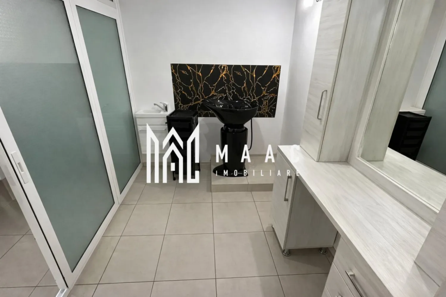 Spațiu comercial | Salon / Frizerie | Parter | Arhitecților - Maac Imobiliare prezintă un spațiu comercial ideal pentru desfășurarea activităților de tip salon de înfrumusețare, frizerie sau alte servicii din domeniul beauty, situat la parterul unui imobil amplasat pe o stradă intens circulată din Cartierul Arhitecților.

Spațiul are o suprafață utilă de 32 mp și este compartimentat eficient pentru activități din domeniul serviciilor, fiind pregătit pentru a continua o afacere în acest domeniu.

Compartimentare:

zonă de așteptare pentru clienți

baie

zonă principală de salon

zonă separată pentru pensat, manichiură sau alte activități similare

Datorită poziționării la parter și a amplasării pe o stradă cu trafic intens, spațiul beneficiază de vizibilitate bună și acces facil pentru clienți, fiind potrivit pentru continuarea activității existente sau pentru dezvoltarea unei noi afaceri în domeniul serviciilor.

Pentru mai multe detalii vă rugăm să precizați telefonic că ați văzut anunțul cu CP3099778