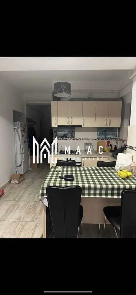 Apartament 2 camere de inchiriat | 55 mpu | Bulevardul Dem Radulescu | - MAAC Imobiliare vă propune spre închiriere un apartament modern cu 2 camere, situat pe Bulevardul Dem Rădulescu, una dintre cele mai apreciate zone rezidențiale din Râmnicu Vâlcea. Proprietatea este amplasată la etajul 4 din 5 al unui imobil prevăzut cu lift și se remarcă prin amenajarea modernă, confortul oferit și poziționarea excelentă.
Apartamentul este complet mobilat și pregătit pentru mutare imediată, fiind ideal pentru persoane care își doresc o locuință elegantă, într-o zonă liniștită și bine conectată.
Caracteristici:
Apartament cu 2 camere
Situat pe Bulevardul Dem Rădulescu
Etaj 4 din 5
Bloc cu lift
Mobilat modern
Ideal pentru închiriere pe termen lung
Compartimentare practică și luminoasă
Compartimentare:
Living spațios și luminos
Dormitor confortabil
Bucătărie complet amenajată
Baie
Hol de acces
Dotări:
Mobilier modern
Electrocasnice incluse
Finisaje moderne
Lift
Spații bine optimizate
Pregătit pentru mutare imediată
Avantaje:
Zonă apreciată și liniștită
Acces rapid către magazine, restaurante și cafenele
Aproape de mijloace de transport și puncte de interes
Confort ridicat și poziționare excelentă
Ideal pentru cuplu sau persoană activă
Pentru mai multe informații și programarea unei vizionări, echipa MAAC Imobiliare vă stă la dispoziție. ID3099240