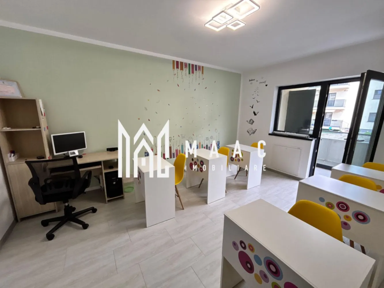 Apartament 2 camere | 42 MPU | Parter | Parcare | Gradina | Doamna Stanca - MAAC Imobiliare vă propune spre închiriere un apartament cu 2 camere, situat pe Doamna Stanca, la parter, într-o zonă modernă și accesibilă din Sibiu.

Locuința este potrivită atât pentru locuit, cât și pentru activitate de birou sau afacere de cartier, datorită poziționării și accesului facil.

Detalii apartament
Suprafață utilă: 42 mp
Parter
2 camere
Grădină proprie
Loc de parcare inclus
Compartimentare și dotări
Living
Dormitor
Bucătărie mobilată
Baie
Hol
Avantaje și beneficii
Parter – acces facil
Grădină proprie pentru relaxare
Bucătărie mobilată
Loc de parcare privat inclus
Spațiu bine compartimentat
Costuri reduse de întreținere
Pretabil pentru

locuință personală
 birou
 salon
 activitate comercială de cartier

Avantaje locație
Zona Doamna Stanca – Sibiu
Aproape de:
Shopping City Sibiu
magazine și supermarketuri
farmacii
mijloace de transport
școli și grădinițe
Acces rapid către centrul orașului și zona industrială Vest

Pentru mai multe informații sau pentru a programa o vizionare, nu ezitați să ne contactați, specificand ID: CP3097940