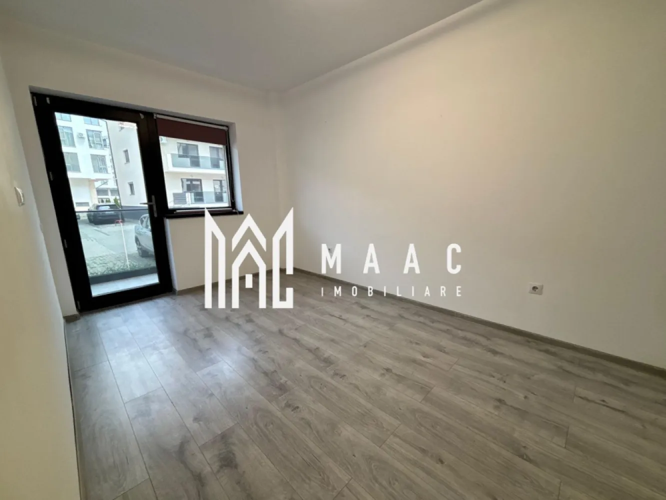 Apartament 2 camere | 42 MPU | Parter | Parcare | Gradina | Doamna Stanca - MAAC Imobiliare vă propune spre închiriere un apartament cu 2 camere, situat pe Doamna Stanca, la parter, într-o zonă modernă și accesibilă din Sibiu.

Locuința este potrivită atât pentru locuit, cât și pentru activitate de birou sau afacere de cartier, datorită poziționării și accesului facil.

Detalii apartament
Suprafață utilă: 42 mp
Parter
2 camere
Grădină proprie
Loc de parcare inclus
Compartimentare și dotări
Living
Dormitor
Bucătărie mobilată
Baie
Hol
Avantaje și beneficii
Parter – acces facil
Grădină proprie pentru relaxare
Bucătărie mobilată
Loc de parcare privat inclus
Spațiu bine compartimentat
Costuri reduse de întreținere
Pretabil pentru

locuință personală
 birou
 salon
 activitate comercială de cartier

Avantaje locație
Zona Doamna Stanca – Sibiu
Aproape de:
Shopping City Sibiu
magazine și supermarketuri
farmacii
mijloace de transport
școli și grădinițe
Acces rapid către centrul orașului și zona industrială Vest

Pentru mai multe informații sau pentru a programa o vizionare, nu ezitați să ne contactați, specificand ID: CP3097940