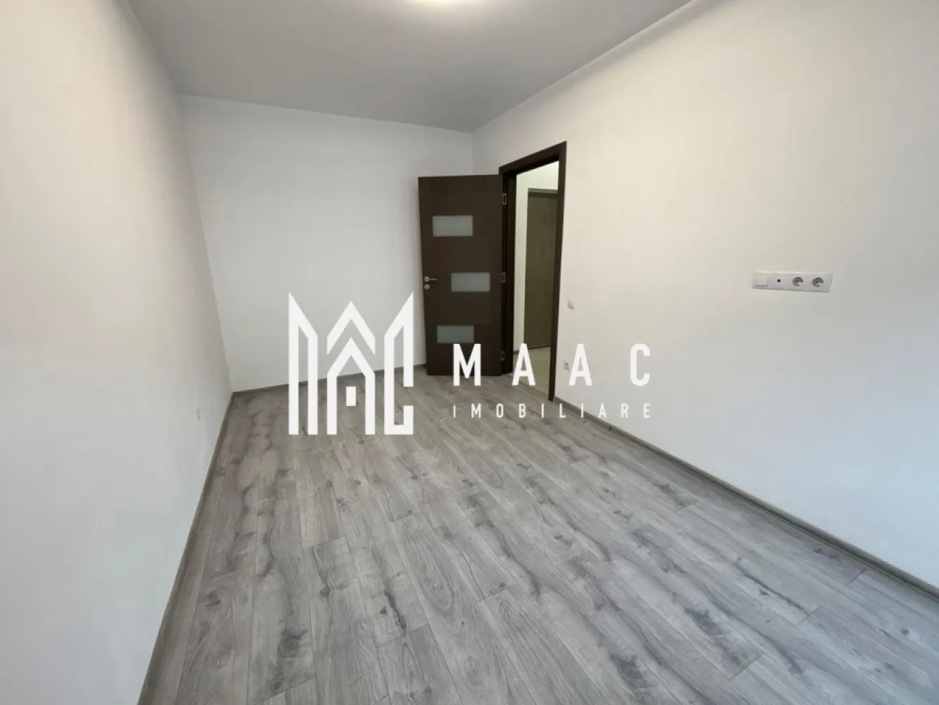 Apartament 2 camere | 42 MPU | Parter | Parcare | Gradina | Doamna Stanca - MAAC Imobiliare vă propune spre închiriere un apartament cu 2 camere, situat pe Doamna Stanca, la parter, într-o zonă modernă și accesibilă din Sibiu.

Locuința este potrivită atât pentru locuit, cât și pentru activitate de birou sau afacere de cartier, datorită poziționării și accesului facil.

Detalii apartament
Suprafață utilă: 42 mp
Parter
2 camere
Grădină proprie
Loc de parcare inclus
Compartimentare și dotări
Living
Dormitor
Bucătărie mobilată
Baie
Hol
Avantaje și beneficii
Parter – acces facil
Grădină proprie pentru relaxare
Bucătărie mobilată
Loc de parcare privat inclus
Spațiu bine compartimentat
Costuri reduse de întreținere
Pretabil pentru

locuință personală
 birou
 salon
 activitate comercială de cartier

Avantaje locație
Zona Doamna Stanca – Sibiu
Aproape de:
Shopping City Sibiu
magazine și supermarketuri
farmacii
mijloace de transport
școli și grădinițe
Acces rapid către centrul orașului și zona industrială Vest

Pentru mai multe informații sau pentru a programa o vizionare, nu ezitați să ne contactați, specificand ID: CP3097940