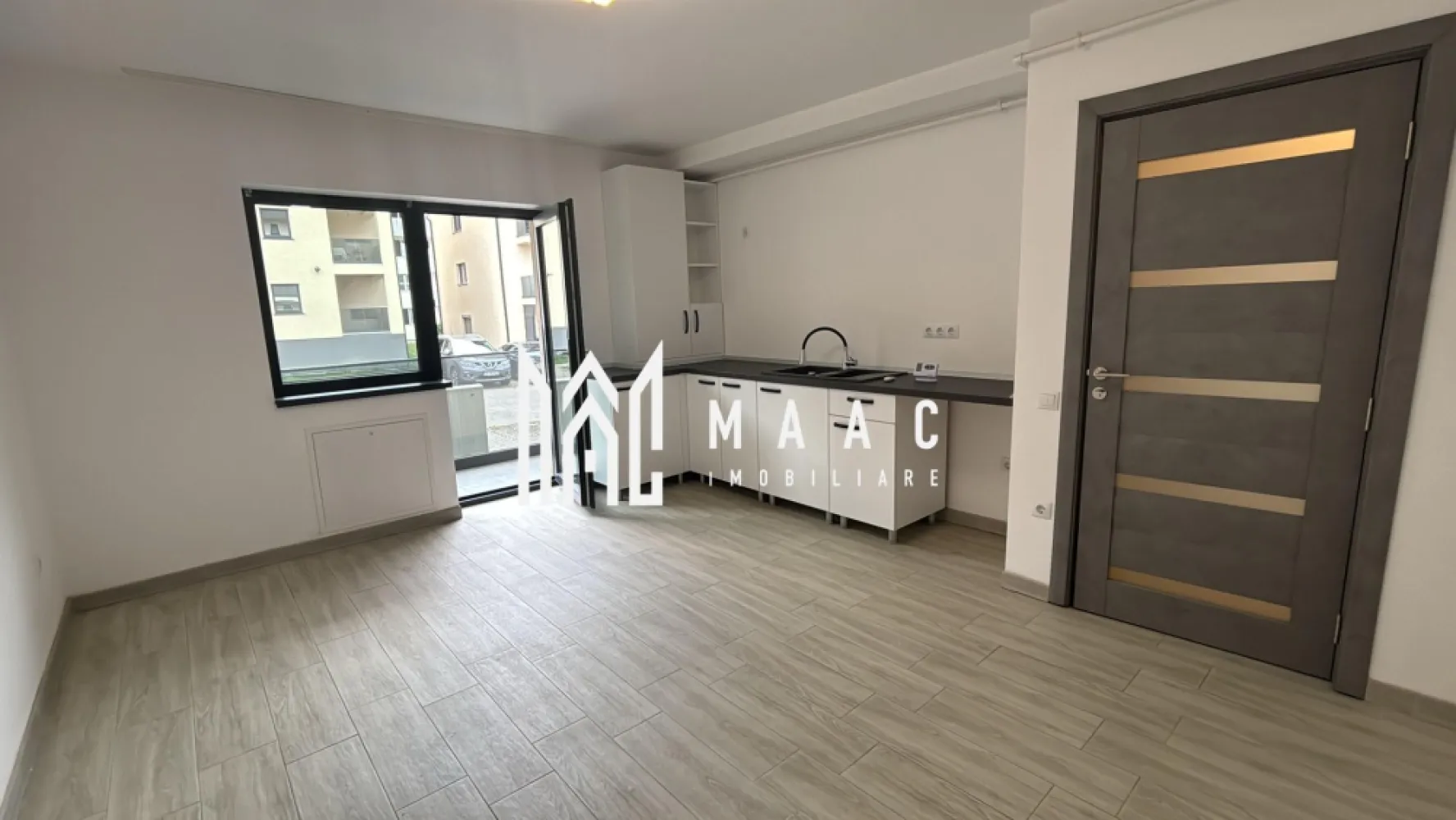 Apartament 2 camere | 42 MPU | Parter | Parcare | Balcon | Doamna Stanca - MAAC Imobiliare vă propune spre închiriere un apartament cu 2 camere, situat pe Doamna Stanca, la parter, într-o zonă modernă și accesibilă din Sibiu.

Locuința este potrivită atât pentru locuit, cât și pentru activitate de birou sau afacere de cartier, datorită poziționării și accesului facil.

Detalii apartament
Suprafață utilă: 42 mp
Parter
2 camere
Grădină proprie
Loc de parcare inclus
Compartimentare și dotări
Living
Dormitor
Bucătărie mobilată
Baie
Hol
Avantaje și beneficii
Parter – acces facil
Grădină proprie pentru relaxare
Bucătărie mobilată
Loc de parcare privat inclus
Spațiu bine compartimentat
Costuri reduse de întreținere
Pretabil pentru

locuință personală
 birou
 salon
 activitate comercială de cartier

Avantaje locație
Zona Doamna Stanca – Sibiu
Aproape de:
Shopping City Sibiu
magazine și supermarketuri
farmacii
mijloace de transport
școli și grădinițe
Acces rapid către centrul orașului și zona industrială Vest

Pentru mai multe informații sau pentru a programa o vizionare, nu ezitați să ne contactați, specificand ID: CP3097577