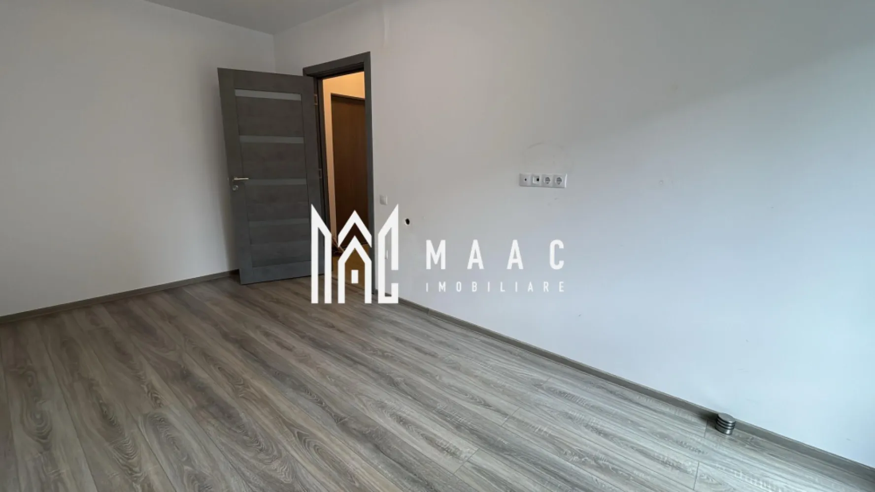 Apartament 2 camere | 42 MPU | Parter | Parcare | Balcon | Doamna Stanca - MAAC Imobiliare vă propune spre închiriere un apartament cu 2 camere, situat pe Doamna Stanca, la parter, într-o zonă modernă și accesibilă din Sibiu.

Locuința este potrivită atât pentru locuit, cât și pentru activitate de birou sau afacere de cartier, datorită poziționării și accesului facil.

Detalii apartament
Suprafață utilă: 42 mp
Parter
2 camere
Grădină proprie
Loc de parcare inclus
Compartimentare și dotări
Living
Dormitor
Bucătărie mobilată
Baie
Hol
Avantaje și beneficii
Parter – acces facil
Grădină proprie pentru relaxare
Bucătărie mobilată
Loc de parcare privat inclus
Spațiu bine compartimentat
Costuri reduse de întreținere
Pretabil pentru

locuință personală
 birou
 salon
 activitate comercială de cartier

Avantaje locație
Zona Doamna Stanca – Sibiu
Aproape de:
Shopping City Sibiu
magazine și supermarketuri
farmacii
mijloace de transport
școli și grădinițe
Acces rapid către centrul orașului și zona industrială Vest

Pentru mai multe informații sau pentru a programa o vizionare, nu ezitați să ne contactați, specificand ID: CP3097577