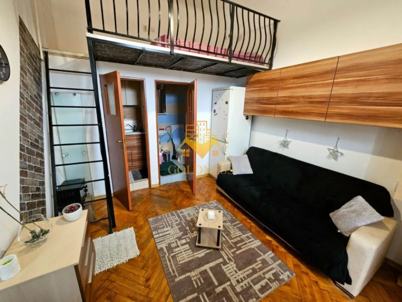 2 camere, Central, Sora, Ferdinand, Piata Unirii, Piata Mihai Viteazu - GOLDNESS Imobiliare vă propune spre închiriere un apartament cu 2 camere complet mobilat și utilat, la etajul 2 într-un imobil de 2 etaje, în Centrul Orasului. Apartamentul este compartimentat astfel:
 - dormitor cu canapea extensibila
- dormitor cu canapea
- bucatarie mobilata si utilata

Imobilul este dotat cu toate cele necesare- centrală proprie, mașină de spălat haine, frigider, plită electrică, hotă, TV, etc. 
Se află în apropierea stațiilor de transport în comun, magazine, restaurante, spații verzi, farmacii, etc. 

Dacă sunteți interesați de acest apartament și doriți să îl vizionați, dar și pentru alte oferte sau detalii nu ezitați să ne contactați telefonic sau prin e-mail - goldnessimobiliare@gmail.com. Vă stăm la dispoziție!
Pentru intermediere se percepe un comision de 50% din pretul chiriei!