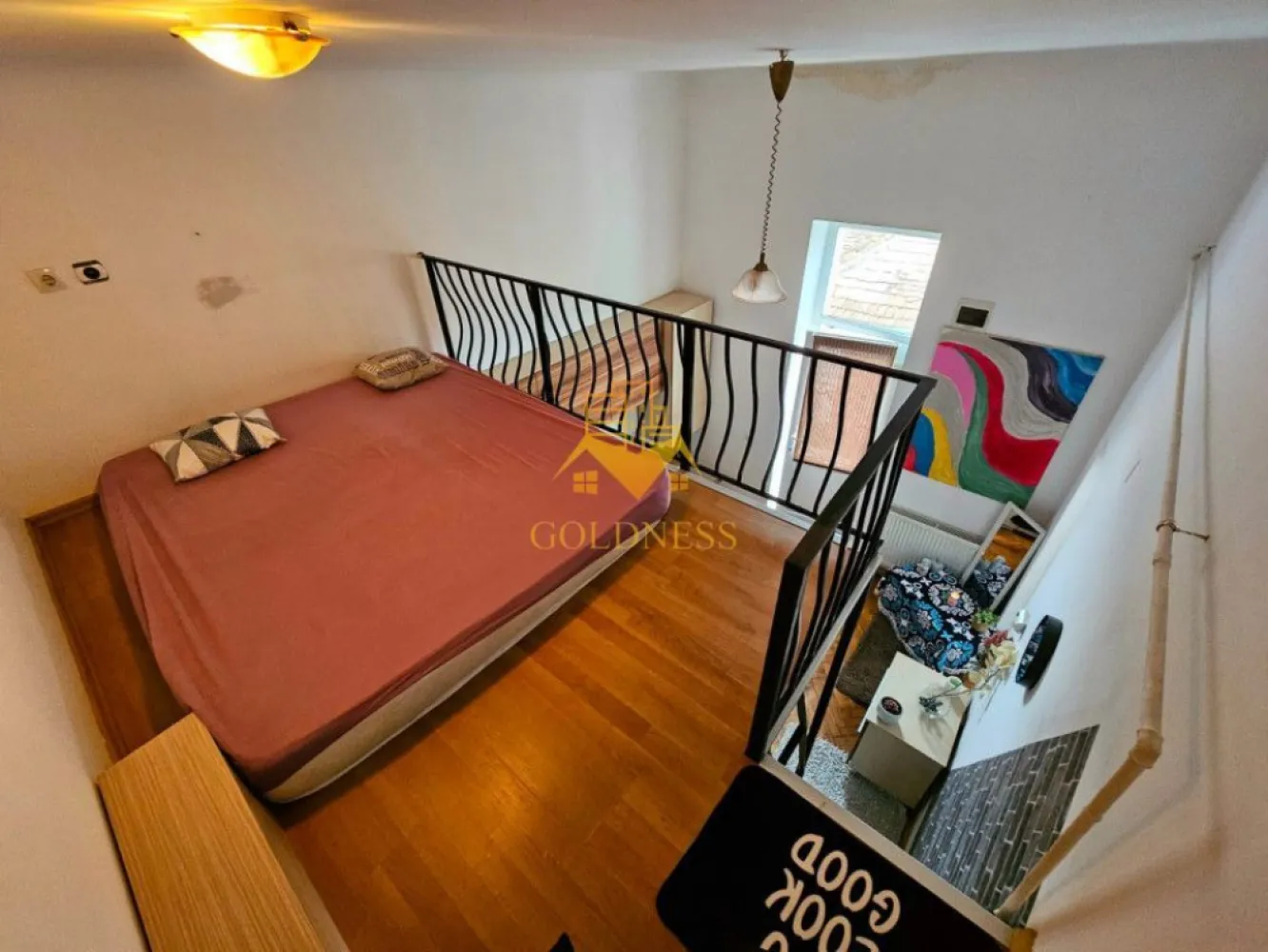 2 camere, Central, Sora, Ferdinand, Piata Unirii, Piata Mihai Viteazu - GOLDNESS Imobiliare vă propune spre închiriere un apartament cu 2 camere complet mobilat și utilat, la etajul 2 într-un imobil de 2 etaje, în Centrul Orasului. Apartamentul este compartimentat astfel:
 - dormitor cu canapea extensibila
- dormitor cu canapea
- bucatarie mobilata si utilata

Imobilul este dotat cu toate cele necesare- centrală proprie, mașină de spălat haine, frigider, plită electrică, hotă, TV, etc. 
Se află în apropierea stațiilor de transport în comun, magazine, restaurante, spații verzi, farmacii, etc. 

Dacă sunteți interesați de acest apartament și doriți să îl vizionați, dar și pentru alte oferte sau detalii nu ezitați să ne contactați telefonic sau prin e-mail - goldnessimobiliare@gmail.com. Vă stăm la dispoziție!
Pentru intermediere se percepe un comision de 50% din pretul chiriei!