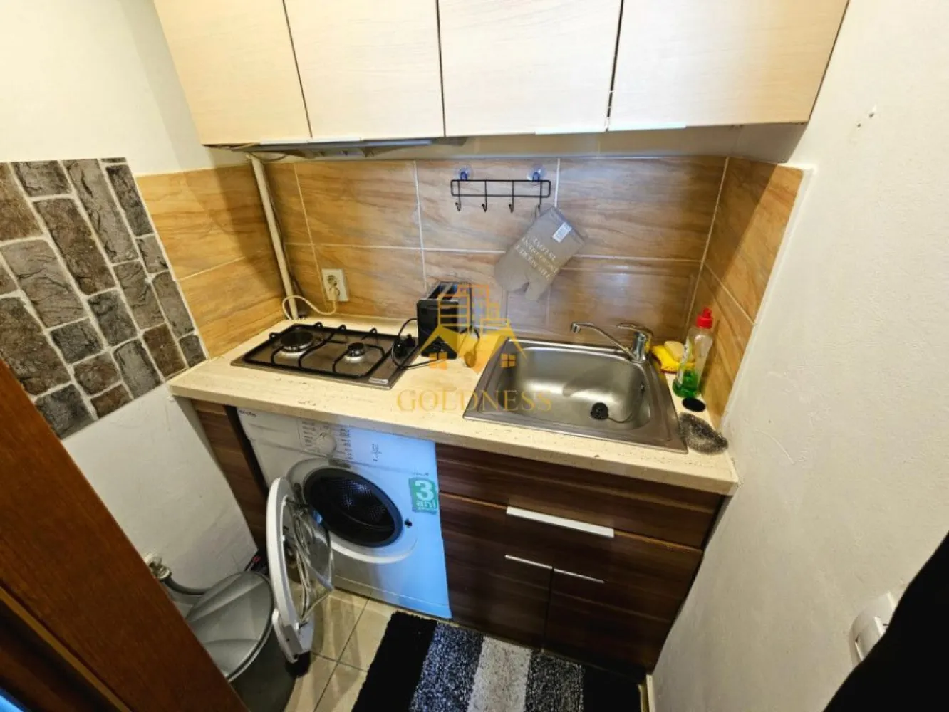 2 camere, Central, Sora, Ferdinand, Piata Unirii, Piata Mihai Viteazu - GOLDNESS Imobiliare vă propune spre închiriere un apartament cu 2 camere complet mobilat și utilat, la etajul 2 într-un imobil de 2 etaje, în Centrul Orasului. Apartamentul este compartimentat astfel:
 - dormitor cu canapea extensibila
- dormitor cu canapea
- bucatarie mobilata si utilata

Imobilul este dotat cu toate cele necesare- centrală proprie, mașină de spălat haine, frigider, plită electrică, hotă, TV, etc. 
Se află în apropierea stațiilor de transport în comun, magazine, restaurante, spații verzi, farmacii, etc. 

Dacă sunteți interesați de acest apartament și doriți să îl vizionați, dar și pentru alte oferte sau detalii nu ezitați să ne contactați telefonic sau prin e-mail - goldnessimobiliare@gmail.com. Vă stăm la dispoziție!
Pentru intermediere se percepe un comision de 50% din pretul chiriei!