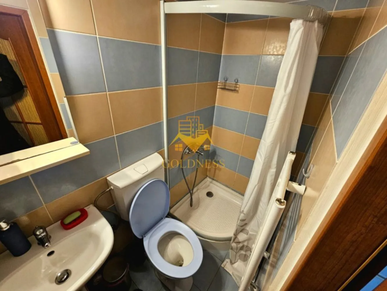 2 camere, Central, Sora, Ferdinand, Piata Unirii, Piata Mihai Viteazu - GOLDNESS Imobiliare vă propune spre închiriere un apartament cu 2 camere complet mobilat și utilat, la etajul 2 într-un imobil de 2 etaje, în Centrul Orasului. Apartamentul este compartimentat astfel:
 - dormitor cu canapea extensibila
- dormitor cu canapea
- bucatarie mobilata si utilata

Imobilul este dotat cu toate cele necesare- centrală proprie, mașină de spălat haine, frigider, plită electrică, hotă, TV, etc. 
Se află în apropierea stațiilor de transport în comun, magazine, restaurante, spații verzi, farmacii, etc. 

Dacă sunteți interesați de acest apartament și doriți să îl vizionați, dar și pentru alte oferte sau detalii nu ezitați să ne contactați telefonic sau prin e-mail - goldnessimobiliare@gmail.com. Vă stăm la dispoziție!
Pentru intermediere se percepe un comision de 50% din pretul chiriei!