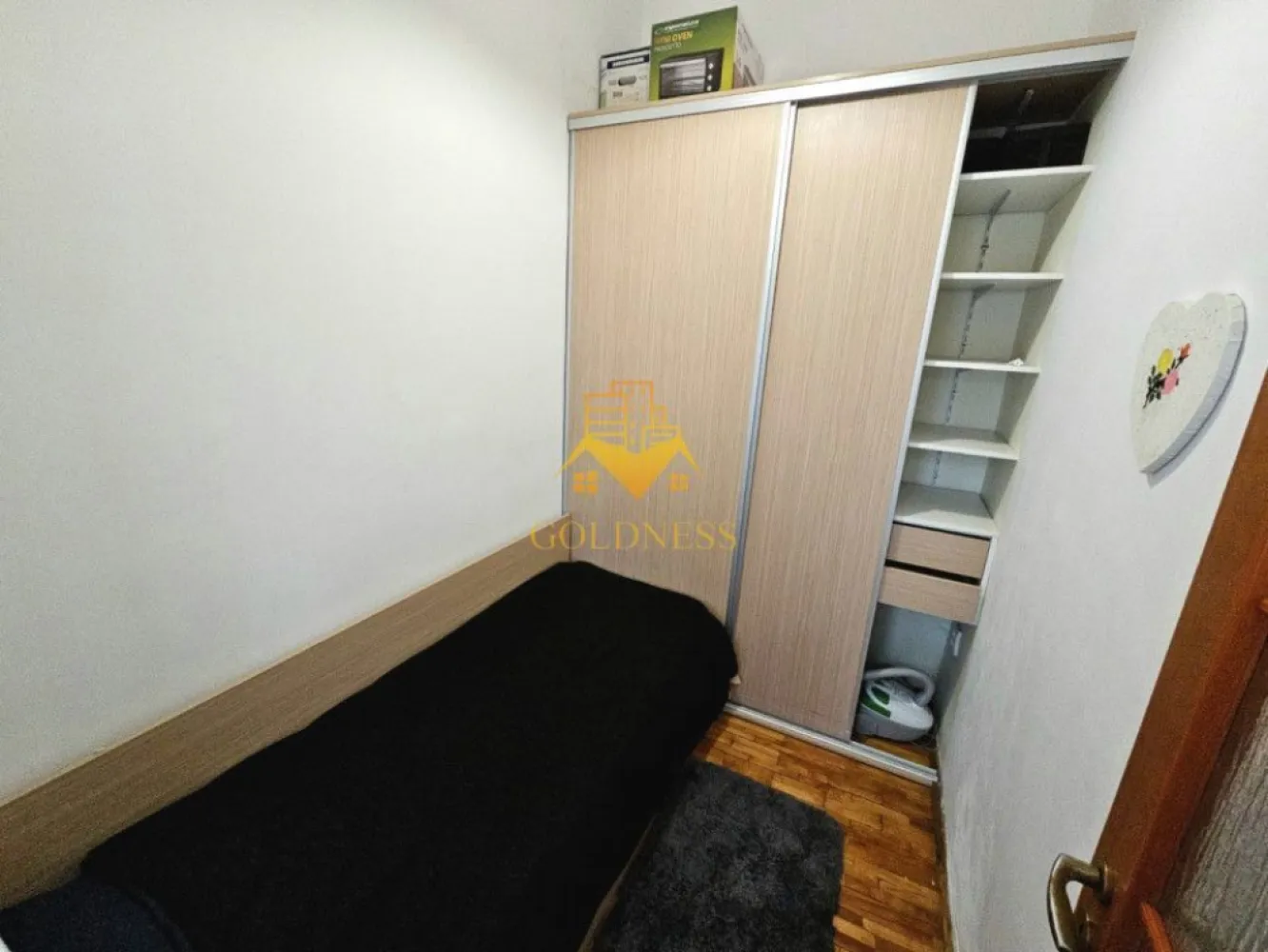 2 camere, Central, Sora, Ferdinand, Piata Unirii, Piata Mihai Viteazu - GOLDNESS Imobiliare vă propune spre închiriere un apartament cu 2 camere complet mobilat și utilat, la etajul 2 într-un imobil de 2 etaje, în Centrul Orasului. Apartamentul este compartimentat astfel:
 - dormitor cu canapea extensibila
- dormitor cu canapea
- bucatarie mobilata si utilata

Imobilul este dotat cu toate cele necesare- centrală proprie, mașină de spălat haine, frigider, plită electrică, hotă, TV, etc. 
Se află în apropierea stațiilor de transport în comun, magazine, restaurante, spații verzi, farmacii, etc. 

Dacă sunteți interesați de acest apartament și doriți să îl vizionați, dar și pentru alte oferte sau detalii nu ezitați să ne contactați telefonic sau prin e-mail - goldnessimobiliare@gmail.com. Vă stăm la dispoziție!
Pentru intermediere se percepe un comision de 50% din pretul chiriei!