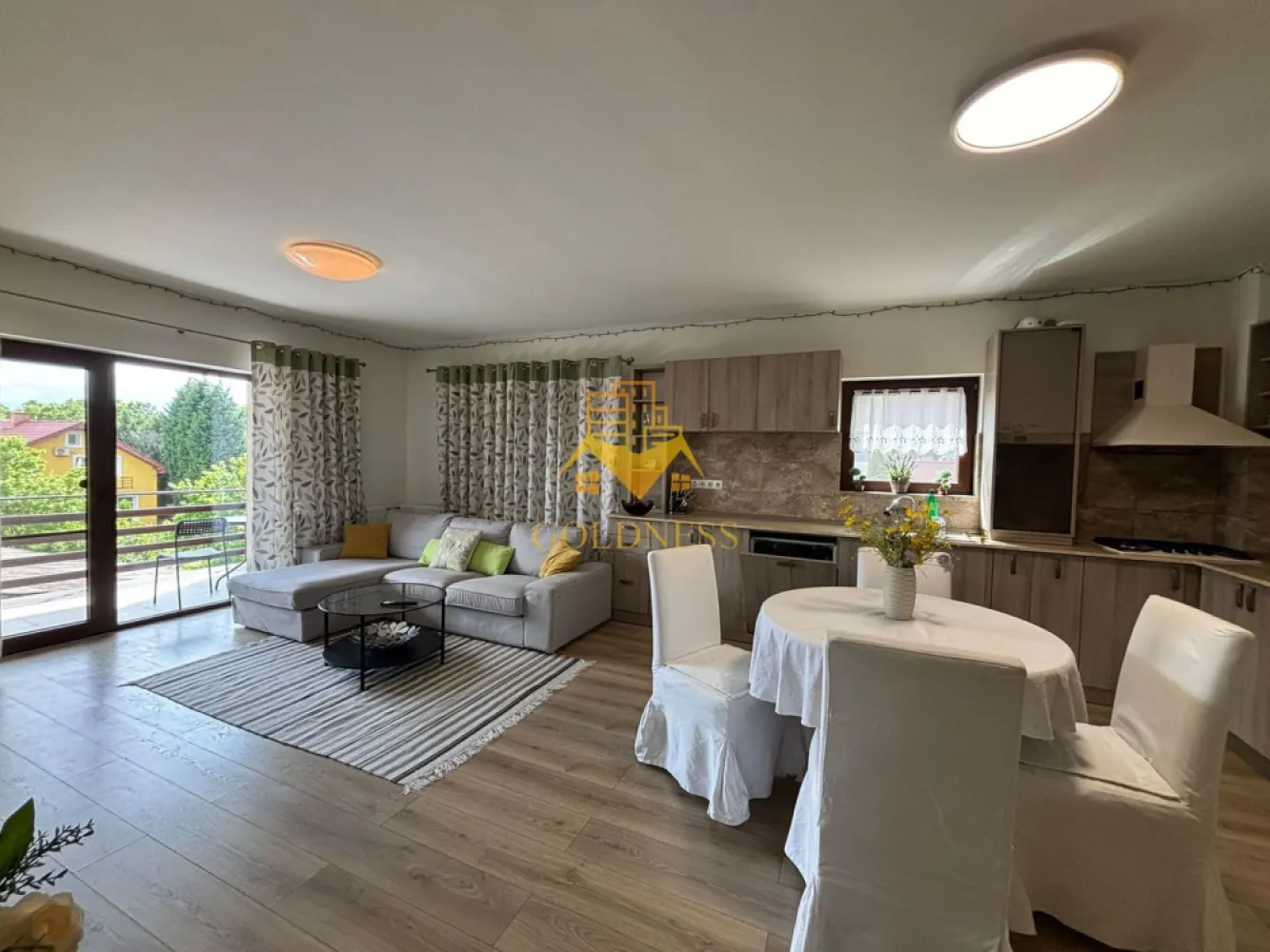3 camere, 2 parcari, gradina 50 mp, gratar, Grigorescu Zona Donath - GOLDNESS Imobiliare vă propune spre închiriere un apartament cu 3 camere complet mobilat și utilat, la etajul 1 într-un imobil de 1+M etaje, în Cartierul Grigorescu.
Dispune de 2 locuri de parcare incluse in pret!
Se află în apropierea stațiilor de transport în comun, magazine, restaurante, spații verzi, farmacii, etc. 

Apartamentul este compartimentat astfel:
 - dormitor cu pat matrimonial, dressing, noptiere
 - dormitor cu pat matrimonial, dressing, noptiere
 - living cu bucatarie open space complet utilată și mobilată, canapea extensibilă, loc de servit masa 
 - baie cu cada, calorifer port prosop și dulap pentru depozitare.
 - balcon 6 mp
 - gradina de 50 mp

Imobilul este dotat cu toate cele necesare- centrală proprie, frigider, aragaz, hotă, mașină de spălat haine, etc. 

Dacă sunteți interesați de acest apartament și doriți să îl vizionați, dar și pentru alte oferte nu ezitați să ne contactați telefonic sau prin e-mail. Vă stăm la dispoziție!

Pentru intermediere se percepe un comision de 50% din prețul chiriei!