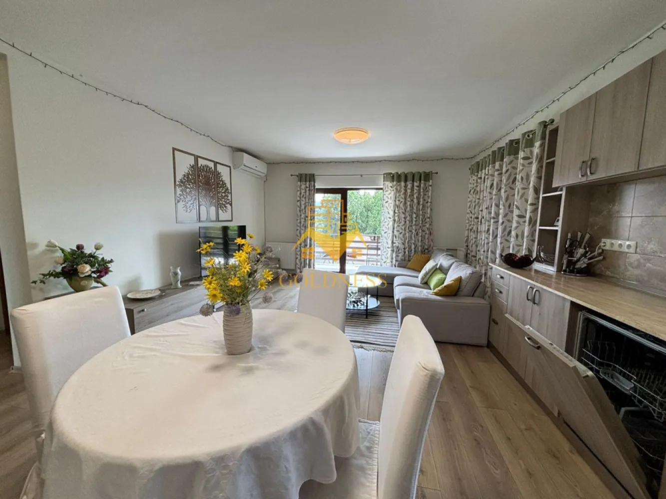 3 camere, 2 parcari, gradina 50 mp, gratar, Grigorescu Zona Donath - GOLDNESS Imobiliare vă propune spre închiriere un apartament cu 3 camere complet mobilat și utilat, la etajul 1 într-un imobil de 1+M etaje, în Cartierul Grigorescu.
Dispune de 2 locuri de parcare incluse in pret!
Se află în apropierea stațiilor de transport în comun, magazine, restaurante, spații verzi, farmacii, etc. 

Apartamentul este compartimentat astfel:
 - dormitor cu pat matrimonial, dressing, noptiere
 - dormitor cu pat matrimonial, dressing, noptiere
 - living cu bucatarie open space complet utilată și mobilată, canapea extensibilă, loc de servit masa 
 - baie cu cada, calorifer port prosop și dulap pentru depozitare.
 - balcon 6 mp
 - gradina de 50 mp

Imobilul este dotat cu toate cele necesare- centrală proprie, frigider, aragaz, hotă, mașină de spălat haine, etc. 

Dacă sunteți interesați de acest apartament și doriți să îl vizionați, dar și pentru alte oferte nu ezitați să ne contactați telefonic sau prin e-mail. Vă stăm la dispoziție!

Pentru intermediere se percepe un comision de 50% din prețul chiriei!