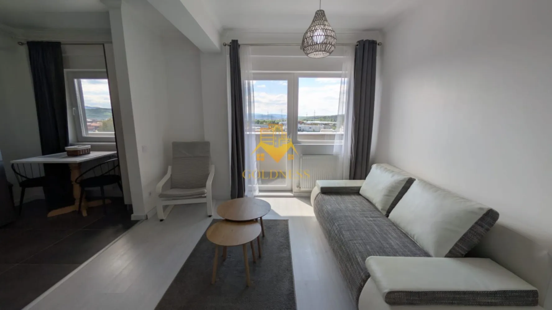 2 camere semidecomandate, Florești, LIDL, Parcare - GOLDNESS Imobiliare vă propune spre vânzare un apartament cu 2 camere semidecomandate, complet mobilat și utilat, situat la etajul 5 din 5 al unui imobil din Florești.

Apartamentul dispune de loc de parcare.

Locuința se află în apropierea stațiilor de transport în comun, magazinelor, restaurantelor, spațiilor verzi și farmaciilor.

Compartimentarea este următoarea:

- dormitor cu pat matrimonial, dulap și noptiere
-living cu bucătărie open space complet mobilată și utilată, loc de servit masa, TV și aer condiționat
-baie cu duș walk-in, calorifer port prosop și spațiu pentru depozitare
-balcon de aproximativ 10 mp

Imobilul este dotat cu toate utilitățile necesare: centrală termică proprie, frigider, aragaz, hotă, mașină de spălat haine, aer condiționat, TV etc.

Pentru mai multe detalii sau pentru programarea unei vizionări, vă stăm la dispoziție telefonic sau prin e-mail.

Pentru intermediere se percepe un comision de 50% din prețul de inchiriere .!