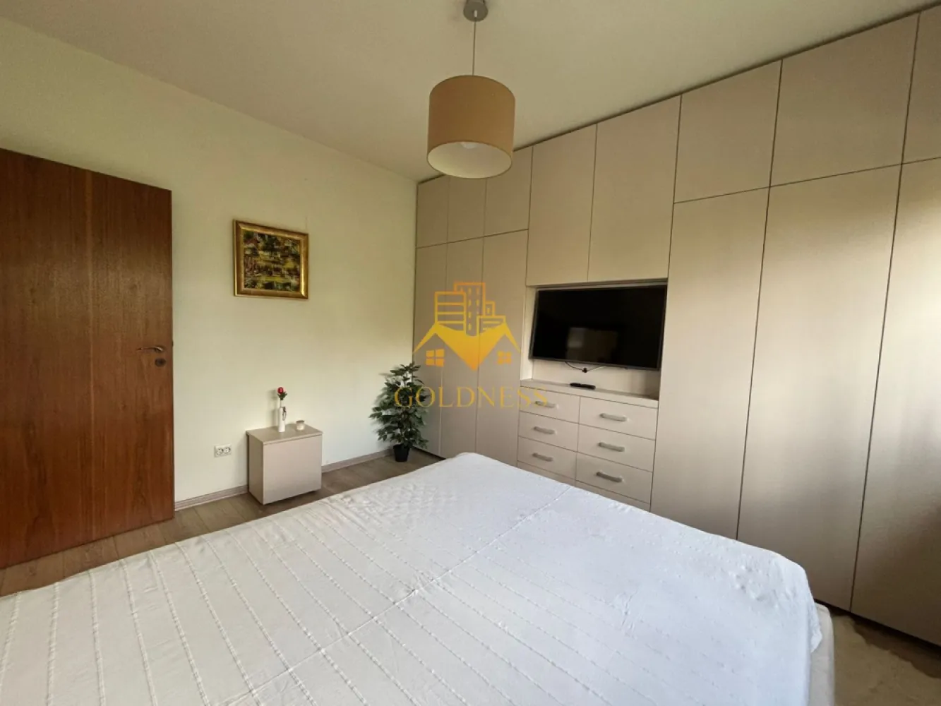 3 camere, 2 parcari, gradina 50 mp, gratar, Grigorescu Zona Donath - GOLDNESS Imobiliare vă propune spre închiriere un apartament cu 3 camere complet mobilat și utilat, la etajul 1 într-un imobil de 1+M etaje, în Cartierul Grigorescu.
Dispune de 2 locuri de parcare incluse in pret!
Se află în apropierea stațiilor de transport în comun, magazine, restaurante, spații verzi, farmacii, etc. 

Apartamentul este compartimentat astfel:
 - dormitor cu pat matrimonial, dressing, noptiere
 - dormitor cu pat matrimonial, dressing, noptiere
 - living cu bucatarie open space complet utilată și mobilată, canapea extensibilă, loc de servit masa 
 - baie cu cada, calorifer port prosop și dulap pentru depozitare.
 - balcon 6 mp
 - gradina de 50 mp

Imobilul este dotat cu toate cele necesare- centrală proprie, frigider, aragaz, hotă, mașină de spălat haine, etc. 

Dacă sunteți interesați de acest apartament și doriți să îl vizionați, dar și pentru alte oferte nu ezitați să ne contactați telefonic sau prin e-mail. Vă stăm la dispoziție!

Pentru intermediere se percepe un comision de 50% din prețul chiriei!