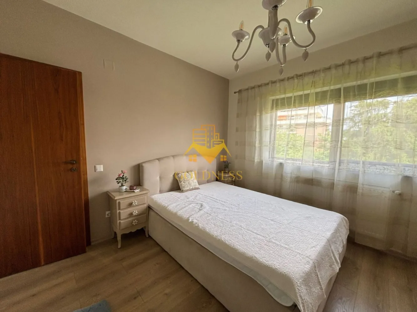 3 camere, 2 parcari, gradina 50 mp, gratar, Grigorescu Zona Donath - GOLDNESS Imobiliare vă propune spre închiriere un apartament cu 3 camere complet mobilat și utilat, la etajul 1 într-un imobil de 1+M etaje, în Cartierul Grigorescu.
Dispune de 2 locuri de parcare incluse in pret!
Se află în apropierea stațiilor de transport în comun, magazine, restaurante, spații verzi, farmacii, etc. 

Apartamentul este compartimentat astfel:
 - dormitor cu pat matrimonial, dressing, noptiere
 - dormitor cu pat matrimonial, dressing, noptiere
 - living cu bucatarie open space complet utilată și mobilată, canapea extensibilă, loc de servit masa 
 - baie cu cada, calorifer port prosop și dulap pentru depozitare.
 - balcon 6 mp
 - gradina de 50 mp

Imobilul este dotat cu toate cele necesare- centrală proprie, frigider, aragaz, hotă, mașină de spălat haine, etc. 

Dacă sunteți interesați de acest apartament și doriți să îl vizionați, dar și pentru alte oferte nu ezitați să ne contactați telefonic sau prin e-mail. Vă stăm la dispoziție!

Pentru intermediere se percepe un comision de 50% din prețul chiriei!