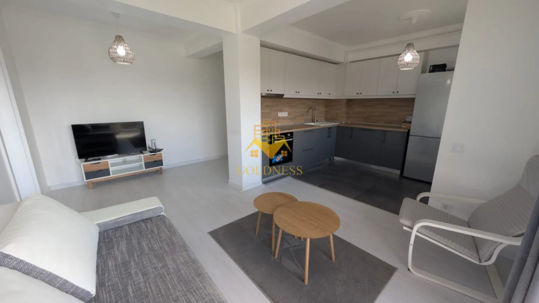2 camere semidecomandate, Florești, LIDL, Parcare - GOLDNESS Imobiliare vă propune spre vânzare un apartament cu 2 camere semidecomandate, complet mobilat și utilat, situat la etajul 5 din 5 al unui imobil din Florești.

Apartamentul dispune de loc de parcare.

Locuința se află în apropierea stațiilor de transport în comun, magazinelor, restaurantelor, spațiilor verzi și farmaciilor.

Compartimentarea este următoarea:

- dormitor cu pat matrimonial, dulap și noptiere
-living cu bucătărie open space complet mobilată și utilată, loc de servit masa, TV și aer condiționat
-baie cu duș walk-in, calorifer port prosop și spațiu pentru depozitare
-balcon de aproximativ 10 mp

Imobilul este dotat cu toate utilitățile necesare: centrală termică proprie, frigider, aragaz, hotă, mașină de spălat haine, aer condiționat, TV etc.

Pentru mai multe detalii sau pentru programarea unei vizionări, vă stăm la dispoziție telefonic sau prin e-mail.

Pentru intermediere se percepe un comision de 50% din prețul de inchiriere .!