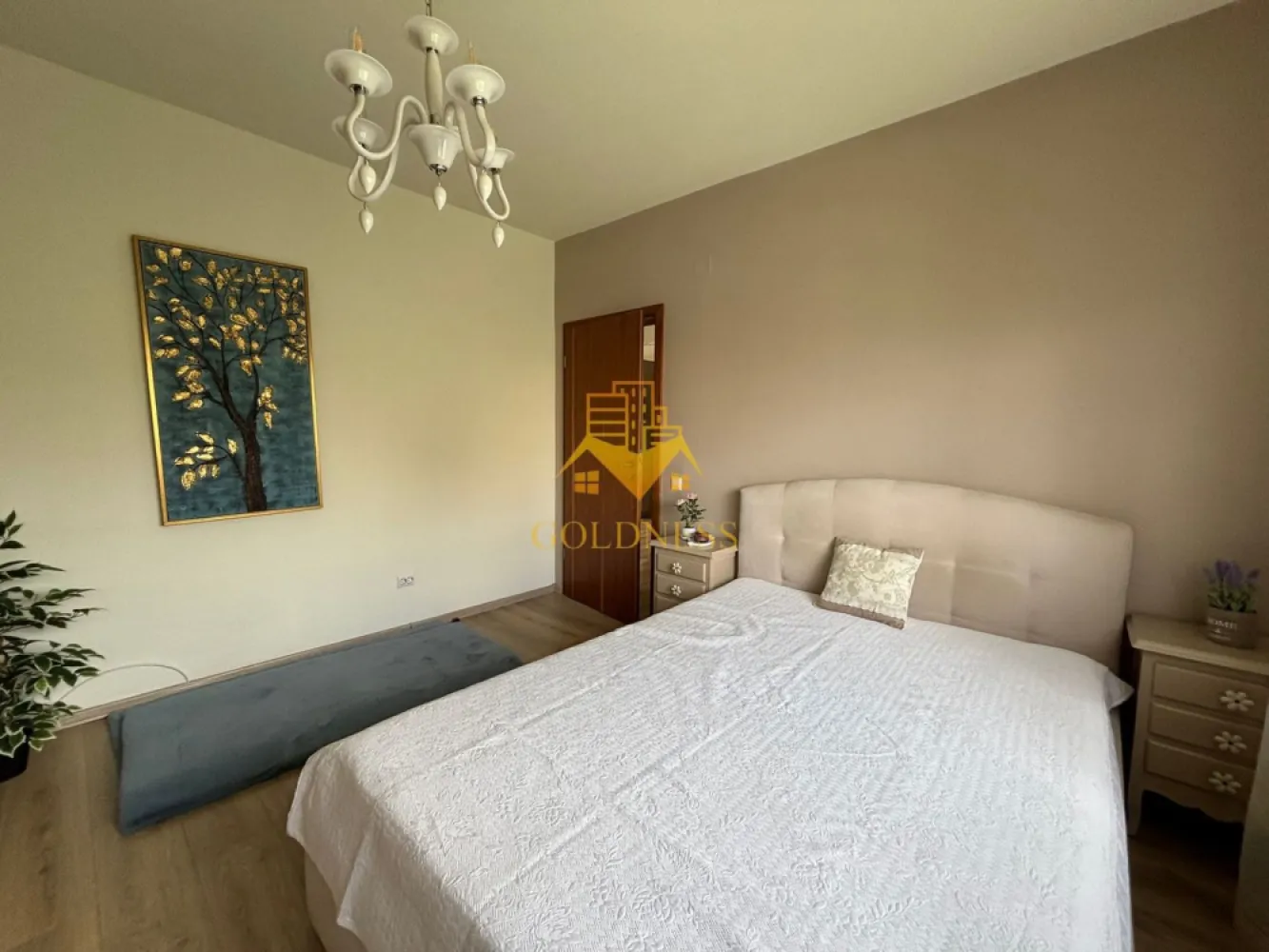 3 camere, 2 parcari, gradina 50 mp, gratar, Grigorescu Zona Donath - GOLDNESS Imobiliare vă propune spre închiriere un apartament cu 3 camere complet mobilat și utilat, la etajul 1 într-un imobil de 1+M etaje, în Cartierul Grigorescu.
Dispune de 2 locuri de parcare incluse in pret!
Se află în apropierea stațiilor de transport în comun, magazine, restaurante, spații verzi, farmacii, etc. 

Apartamentul este compartimentat astfel:
 - dormitor cu pat matrimonial, dressing, noptiere
 - dormitor cu pat matrimonial, dressing, noptiere
 - living cu bucatarie open space complet utilată și mobilată, canapea extensibilă, loc de servit masa 
 - baie cu cada, calorifer port prosop și dulap pentru depozitare.
 - balcon 6 mp
 - gradina de 50 mp

Imobilul este dotat cu toate cele necesare- centrală proprie, frigider, aragaz, hotă, mașină de spălat haine, etc. 

Dacă sunteți interesați de acest apartament și doriți să îl vizionați, dar și pentru alte oferte nu ezitați să ne contactați telefonic sau prin e-mail. Vă stăm la dispoziție!

Pentru intermediere se percepe un comision de 50% din prețul chiriei!