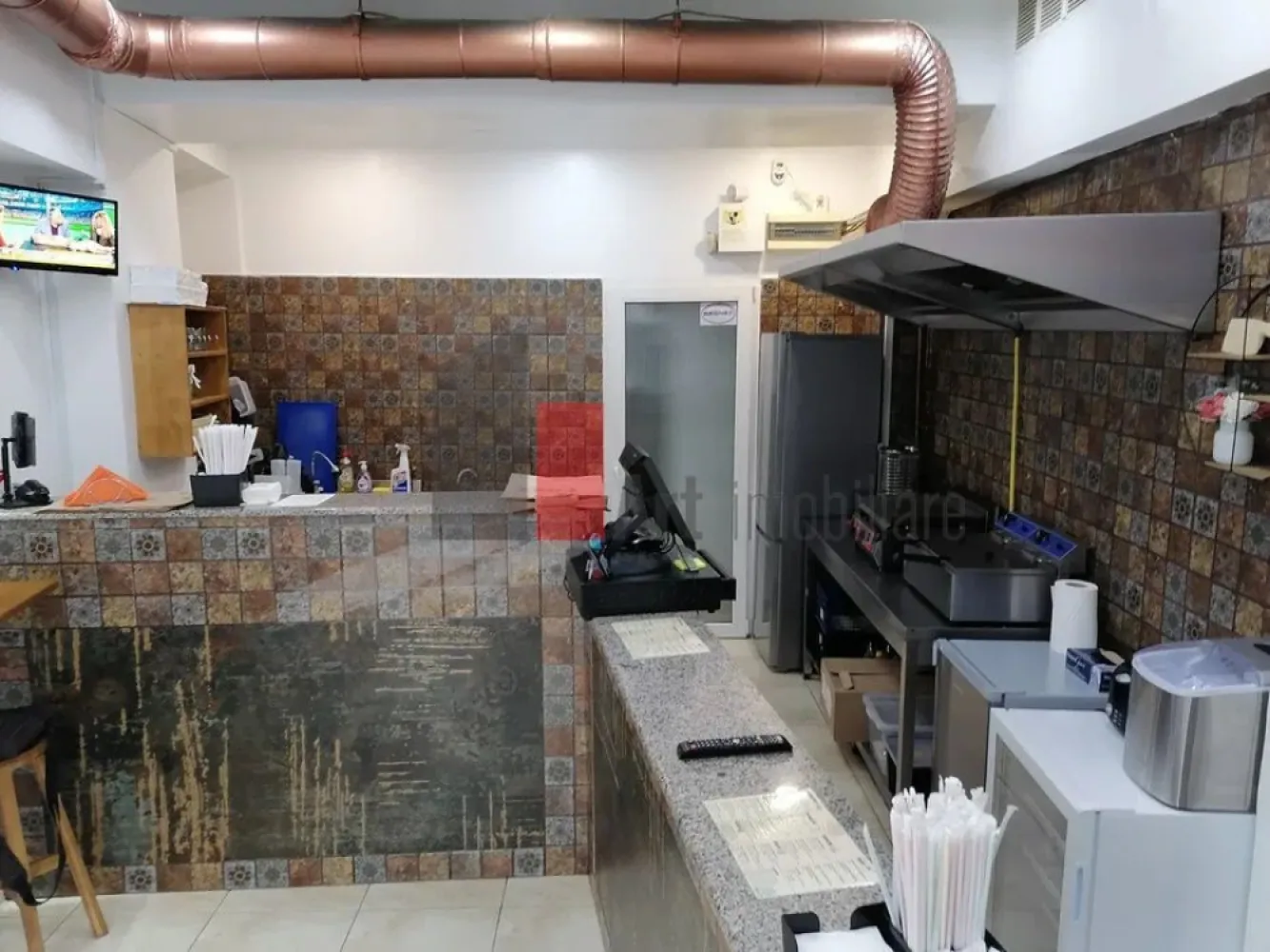 0% Comision, Spatiu Comercial de inchiriat pe calea mosilor, 36mp - 0% Comision, Închiriere Spațiu Comercial – Calea Moșilor | Vizibilitate la Bulevard | Sistem Ventilație | Centrală Proprie

Se oferă spre închiriere un spațiu comercial cu poziționare premium pe Calea Moșilor, direct la bulevard, într-o zonă intens circulată, cu un trafic pietonal și auto remarcabil. Proprietatea dispune de o vizibilitate excelentă și este ideală pentru o gamă largă de activități comerciale, retail, showroom, cabinet medical, farmacie sau servicii care necesită expunere stradală maximă.

Spațiul este compartimentat extrem de funcțional în 2 camere principale, fiind configurat special pentru a delimita perfect zona de interacțiune cu clienții de cea administrativă. Locația este dotată cu toate sistemele tehnice necesare pentru începerea imediată a activității, oferind un mediu de lucru confortabil și sigur.

Detalii spațiu:

Sală de vânzare generoasă cu o suprafață de 24 mp și deschidere la bulevard

Zonă dedicată pentru depozitare cu o suprafață de 12 mp pentru stocuri sau arhivă

Prevăzut cu vestiar pentru personal și grup sanitar complet funcțional

Compartimentare optimă în 2 camere ce asigură o organizare internă eficientă

Acces direct din stradă pentru clienți și vizibilitate sporită pentru firma luminoasă

Utilități și facilități:

Sistem complet de ventilație ce asigură împrospătarea constantă a aerului din interior

Aparat de aer condiționat instalat pentru menținerea temperaturii optime în sezonul cald

Sistem de încălzire autonom cu centrală termică proprie pentru independență energetică

Alimentare cu energie electrică la curent 220V optimizată pentru echipamente standard

Contorizare separată la toate utilitățile respectiv apă, gaz și curent pentru costuri clare

Avantaje:

Localizare strategică pe Calea Moșilor la bulevard, o arteră comercială consacrată

Flux masiv și constant de potențiali clienți datorită traficului stradal intens

Dotările tehnice incluse (ventilație, climă, centrală) reduc semnificativ investiția inițială

Zona de depozitare și vestiarul oferă un plus de confort logistic pentru angajați

Contorizarea individuală completă permite un management precis al cheltuielilor lunare

Condiții de închiriere:

Disponibilitate imediată pentru preluare

Vizualizarea spațiului se poate realiza cu o programare prealabilă

Pentru mai multe detalii sau pentru programarea unei vizionări, vă stăm la dispoziție.