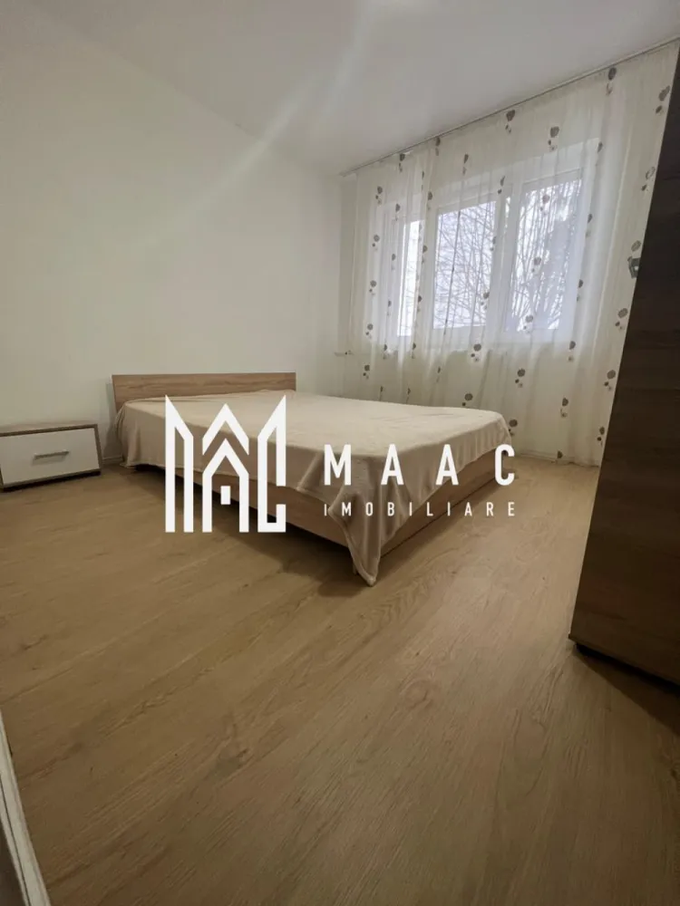 Apartament 2 camere | 34 MP - MAAC Imobiliare vă propune spre vânzare un apartament cu 2 camere, situat în Râmnicu Vâlcea, cartierul Petrișor, într-o zonă liniștită și bine conectată la facilitățile orașului. Apartamentul este amplasat la etajul 1 din 4, într-un bloc reabilitat termic, cu un aspect modern și costuri reduse de întreținere. Are o suprafață de 34 mp, este recent renovat, iar finisajele sunt moderne și atent alese. Se vinde complet mobilat și utilat, exact ca în poze, fiind ideal pentru mutare imediată, fără investiții suplimentare. Compartimentarea este practică și eficientă, potrivită atât pentru locuit, cât și pentru investiție (închiriere). Avantaje principale: * etaj intermediar (1/4) * bloc izolat termic * apartament renovat * mobilat și utilat complet * zonă accesibilă, liniștită Pentru mai multe detalii sau pentru programarea unei vizionări, vă invităm să contactați **MAAC Imobiliare**. id: CP2865923 }}