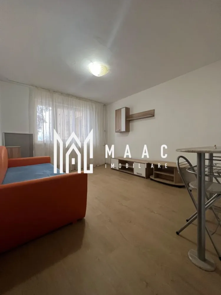 Apartament 2 camere | 34 MP - MAAC Imobiliare vă propune spre vânzare un apartament cu 2 camere, situat în Râmnicu Vâlcea, cartierul Petrișor, într-o zonă liniștită și bine conectată la facilitățile orașului. Apartamentul este amplasat la etajul 1 din 4, într-un bloc reabilitat termic, cu un aspect modern și costuri reduse de întreținere. Are o suprafață de 34 mp, este recent renovat, iar finisajele sunt moderne și atent alese. Se vinde complet mobilat și utilat, exact ca în poze, fiind ideal pentru mutare imediată, fără investiții suplimentare. Compartimentarea este practică și eficientă, potrivită atât pentru locuit, cât și pentru investiție (închiriere). Avantaje principale: * etaj intermediar (1/4) * bloc izolat termic * apartament renovat * mobilat și utilat complet * zonă accesibilă, liniștită Pentru mai multe detalii sau pentru programarea unei vizionări, vă invităm să contactați **MAAC Imobiliare**. id: CP2865923 }}