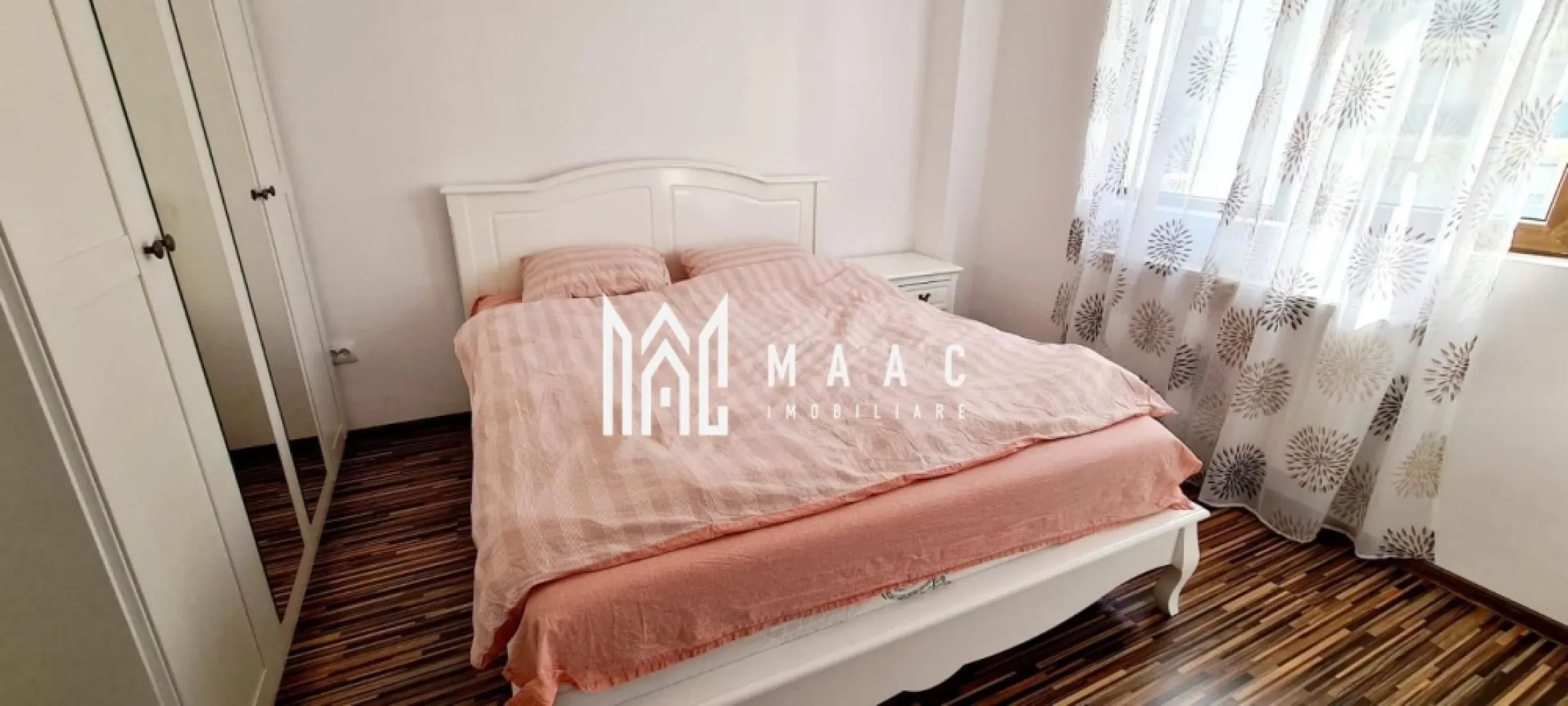 Apartament 3 camere I Etajul 2 I Zona Doamna Stanca - MAAC IMOBILIARE propune, spre închiriere, un apartament de 3 camere, spațios și bine întreținut, ideal pentru cupluri sau persoane singure care își doresc un spațiu liniștit și confortabil. Locuinta cuprinde: living, 2 dormitoare, bucatarie inchisa, doua bai. Apartamentul are loc de parcare neacoperit. Apartamentul nu este amenajat pentru copii mici (mobilier sensibil, acces la balcon/scări, finisaje delicate etc.). Nu se acceptă animale de companie. Se inchiriaza pe minim 12 luni. Se percepe garantie in cuantumul unei chirii lunare. Pentru mai multe detalii precizati telefonic ca ati vazut anuntul cu ID:CP2851033 }}