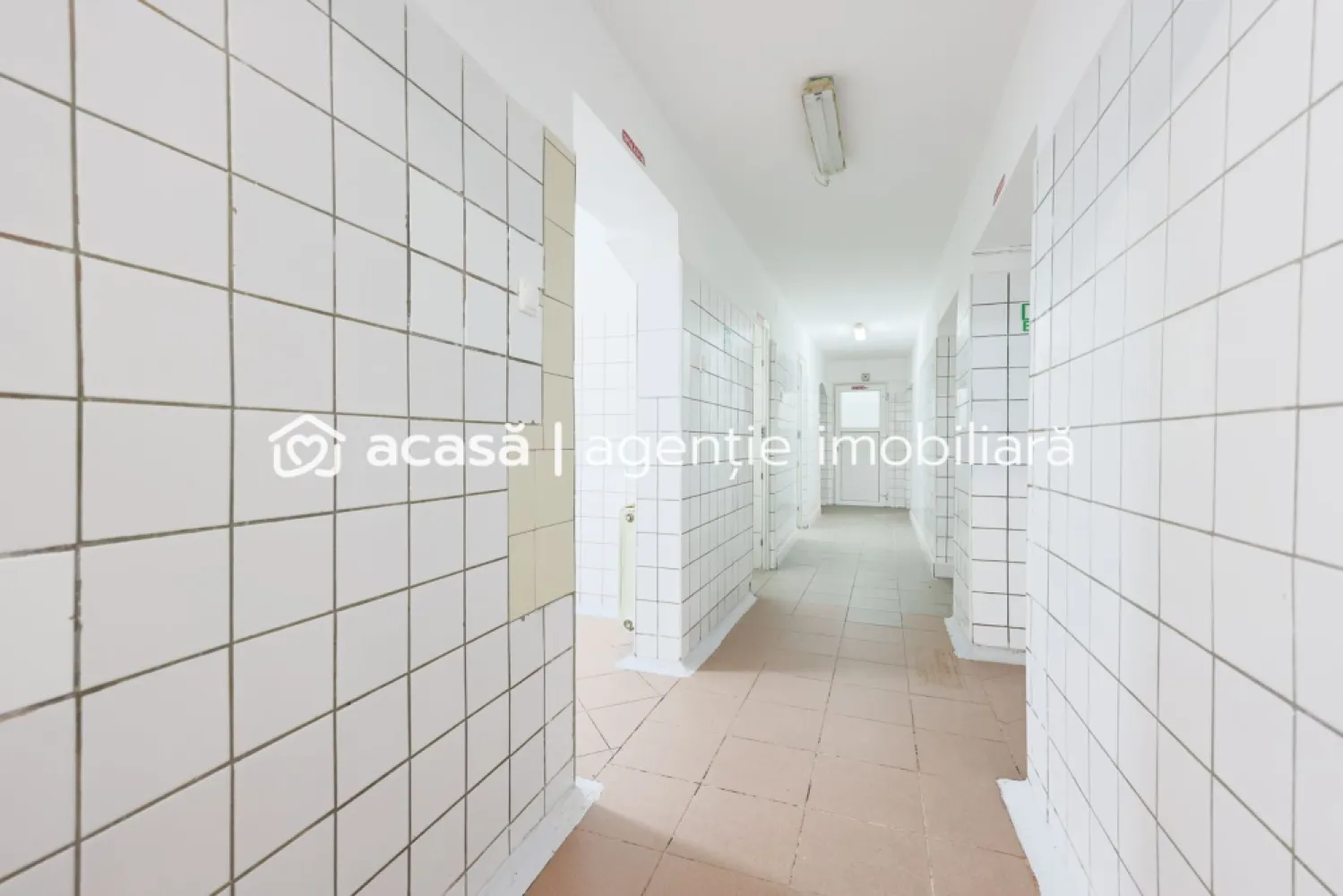 Spațiu ideal pentru birouri sau clinici - Vă ofer spre vânzare un spațiu, cu o suprafață utilă de 165 mp, situat între b-dul Vasile Milea și b-dul Revoluției.

Acest spațiu este perfect pentru diverse tipuri de afaceri datorită amplasării sale ideale și accesului la toate utilitățile necesare: apă, canalizare, curent trifazic și gaz. Încălzirea este asigurata de centrală pe gaze naturale, iar ferestrele sunt din PVC. Proprietatea se află la demisolul unei clădiri, un demisol înalt.

Deține toate avizele de funcționare necesare pentru un spațiu comercial, economisindu-vă astfel timp prețios în obținerea acestora.

Zona este foarte accesibilă fiind poziționată aproape de Tribunalul Arad, b-dul Revoluției, Malul Mureșului.

Pentru mai multe informații sau pentru a programa o vizionare, contactati-mă la 0742267773.

Szuchanszki Andreea Consultant Imobilioar
CP2013768

Nu dispui de toată suma? Te ajutăm noi gratuit! Îți obținem oferte de la 16 bănci.

Ai o proprietate de vânzare în Arad și vrei să știi cât valorează cu adevărat?
Sună-mă pentru o evaluare gratuită, fără obligații.

Birou: ACASĂ | Agenție imobiliară Arad
Bulevardul Decebal 2, Arad 310133