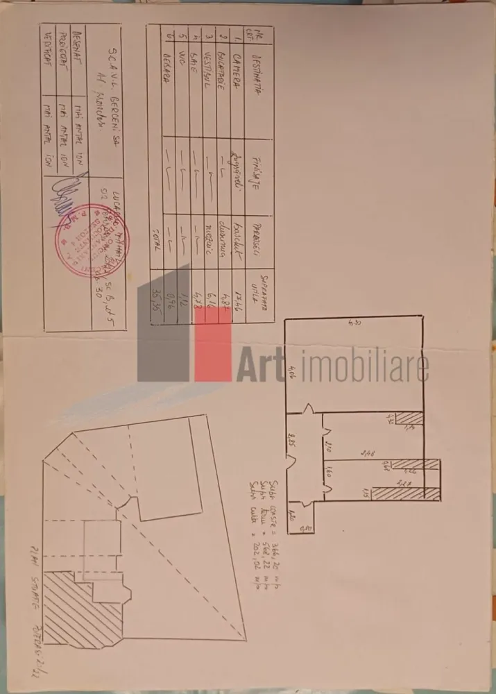 Vânzare garsonieră Tineretului - Dimitrie Cantemir - Vă prezint o garsonieră în zona Dimitrie Cantemir - Bd. Tineretului, la etajul 5/5. Garsoniera, aflată într-un bloc interbelic, beneficiază de centrală proprie și aer condiționat. Este spațioasă, iar vederea este spre străduța laterală.
Instalațiile electrice au fost schimbate. Odată cu montarea centralei, a fost schimbată instalația termică, inclusiv caloriferele. Pereții sunt cu vopsea lavabilă. Parchetul este din lemn masiv.
Proprietatea este pretabilă atât ca spațiu de locuit, cât și ca investiție. 
Baia și bucătăria necesită renovare.
În imobil nu este lift.

Camerele sunt înalte, 2,80m.

În apropiere sunt Școala 79, Liceele Ion Creangă și Gheorghe Șincai. Parcurile Tineretului și Carol sunt la 5-10 minute distanță, pe jos. La fel și stațiile de metrou Tineretului și Unirii.