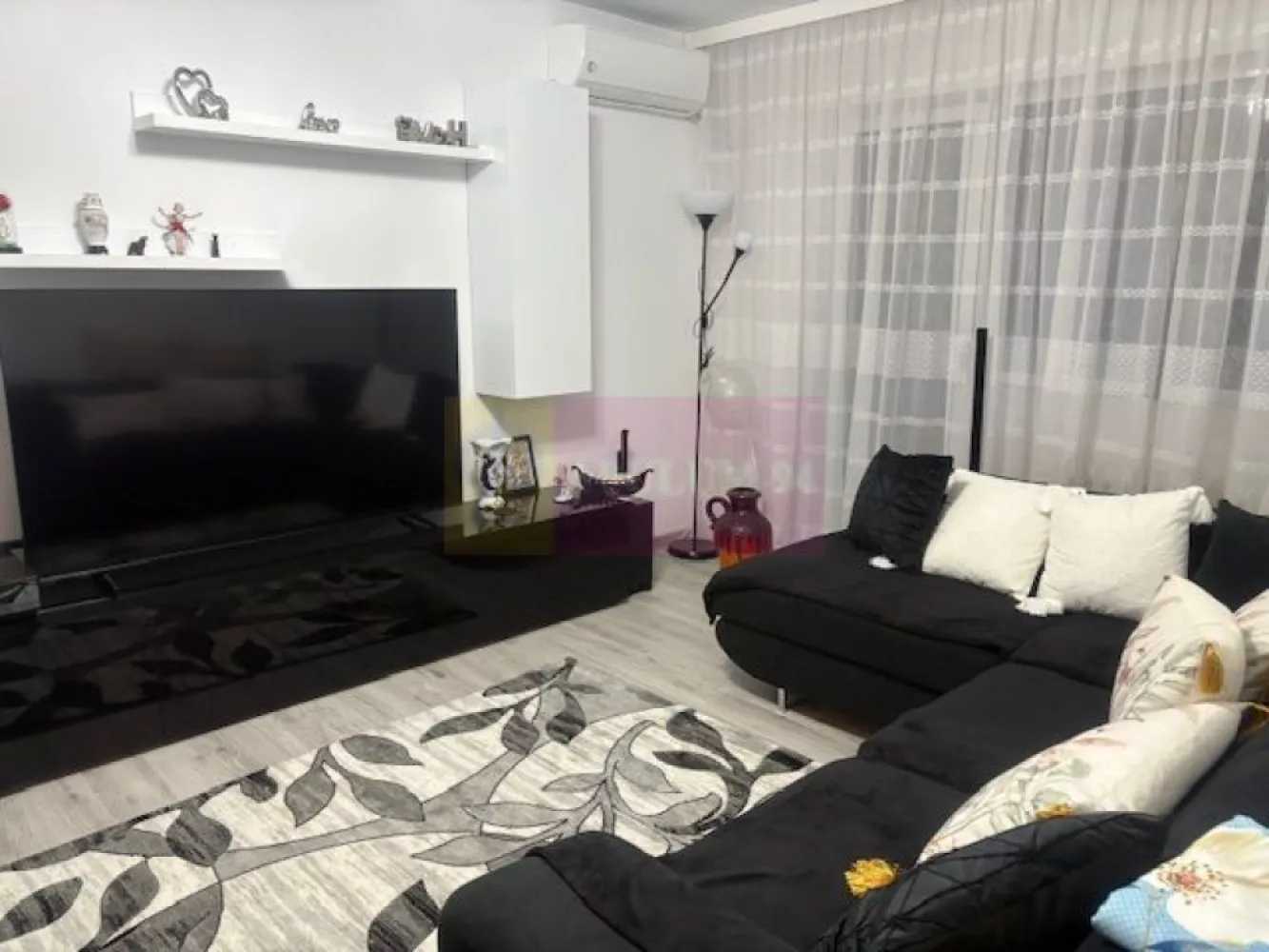 Apartament 3 camere renovat complet Militari- Piata Gorjului - Compania imobiliara Apulum 94 va propune un apartament de 3 camere situat stradal pe Bd Iuliu Maniu- la Piata Gorjului, in imediata apropiere a metroului. 
Imobilul este reabilitat termic. Apartamentul are vedere spate, ceea ce confera mai multa liniste. 
Este decomandat si este renovat in totalitate, cu finisaje de foarte buna calitate. Instalatia electrica si sanitara sunt schimbate. Interiorul are termopan , gresie, faianta, parchet, un perete din piatra in sufragerie. Se doreste a se vinde mobilat si utilat, iar mobila este noua si de foarte buna calitate. 
Apartamentul este liber si se poate preda imediat. 
Pentru mai multe detalii si vizionare nu ezitati sa ma contactati pe nr 0733683446- Laura Ionescu.