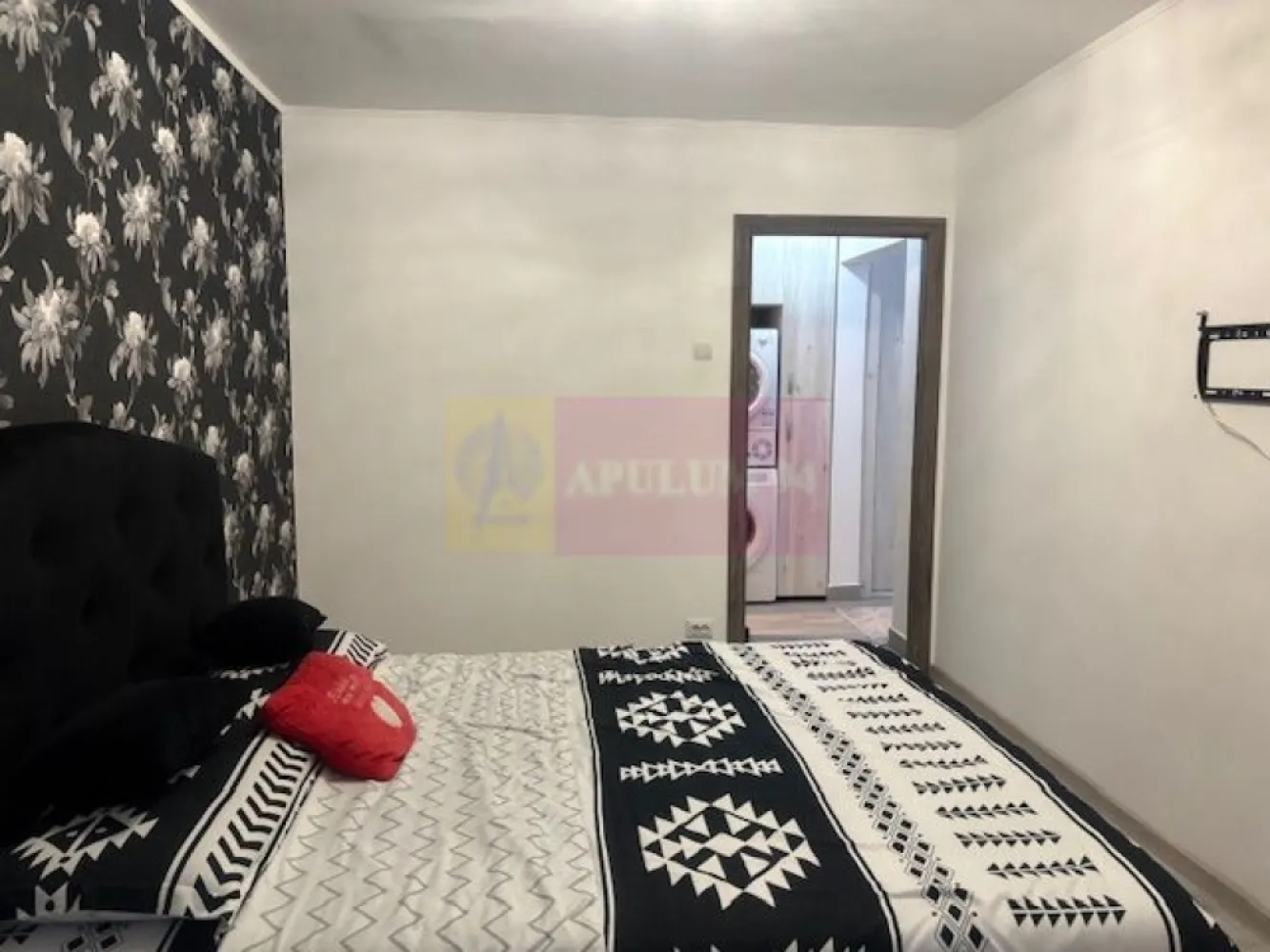Apartament 3 camere renovat complet Militari- Piata Gorjului - Compania imobiliara Apulum 94 va propune un apartament de 3 camere situat stradal pe Bd Iuliu Maniu- la Piata Gorjului, in imediata apropiere a metroului. 
Imobilul este reabilitat termic. Apartamentul are vedere spate, ceea ce confera mai multa liniste. 
Este decomandat si este renovat in totalitate, cu finisaje de foarte buna calitate. Instalatia electrica si sanitara sunt schimbate. Interiorul are termopan , gresie, faianta, parchet, un perete din piatra in sufragerie. Se doreste a se vinde mobilat si utilat, iar mobila este noua si de foarte buna calitate. 
Apartamentul este liber si se poate preda imediat. 
Pentru mai multe detalii si vizionare nu ezitati sa ma contactati pe nr 0733683446- Laura Ionescu.