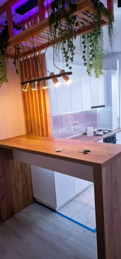 Apartament nou "zero km" 2 camere LUX Delta Vacaresti, cu loc parcare - PRET REDUS - OPORTUNITATE IMOBILIARA!

Vă propunem spre vanzare un apartament de 2 camere, semidecomandat 52mp situat într-o zonă deosebit de atractivă, cu vedere/ la cativa pasi de DELTA VACARESTI-Vitan Barzesti.

Apartamentul este din 2018 - nou - nu a locuit nimeni, etaj 3/6 Centrala termica de apartament. Tamplarie PVC 5 camere cu geam termopan LOW e 4 seasons. 
Este in totalitate nou si modern mobilat:
- bucatarie open space completa utilata, plita pe gaz, hota, frigider
- dormitor mobilat pat si saltea avand spatar tapitat pe perete, dulap pentru haine
- hol mobilat cu dulap pentru haine & incaltaminte si cuier
- sufragerie cu canapea pentru 3 persoane MOBEXPERT
Blocul are lift de 4 persoane.

Detine loc de parcare inclus in pret.

Avantajele zonei:
Acces excelent la transportul public, asigurând legături rapide cu toate zonele importante din București
DELTA VACARESTI: vă puteți bucura de activități recreative în aer liber, de alergare și zone de relaxare
Infrastructură educațională și medicală excelentă: scoli, grădinițe, și clinici medicale în apropiere, oferindu-vă liniștea necesară pentru familia dumneavoastră
În vecinătate se află supermarketuri, restaurante, cafenele și centre de fitness, oferindu-vă toate facilitățile la îndemână.
Cartier sigur și bine întreținut, ideal pentru familii, cu acces rapid la centrele de interes urban, dar și liniște și siguranță.
Acest apartament este o oportunitate excelentă pentru cei care doresc un stil de viață activ, dar și liniștit, în mijlocul unui cartier verde și bine conectat.
Proprietatea este disponibila imediat.
Comision agentie 3% + tva din pretul de vanzare.
Pentru mai multe detalii sau pentru a programa o vizionare, nu ezitați să ne contactați – Cristi/ Apulum 94/ Tel. Mobil: (004) 0733683462 !
