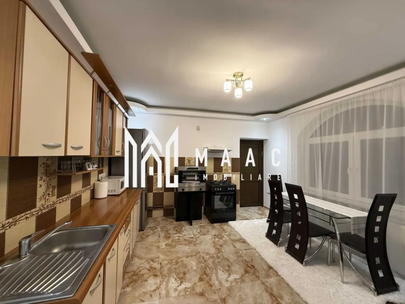 Casă | 4 camere | 240 MPU | Acces auto | Mediaș - MAAC Imobiliare vă propune spre vânzare o casa deosebita , situata in Medias. Localizare Casa este situată într-o zona verde și foarte liniștită, cu acces facil către oraș, dar ferită de aglomerație. Proximitatea pădurii oferă un cadru natural deosebit, ideal pentru relaxare și activități în aer liber. Descriere generală Proprietatea a fost construită în anul 2010 și se remarcă printr-o compartimentare practică, suprafețe generoase și finisaje de calitate. Regim de înălțime: Parter + Etaj + Mansardă Suprafață utilă: 240 mp Suprafață teren: 500 mp Casa este complet mobilată și utilată, fiind pregătită pentru mutare imediată. Compartimentare Parter: Living spațios, luminos Zonă de dining Bucătărie complet utilată Baie cu dus exterior si geam pentru aerisire naturala Cameră tehnică Etaj: 3 dormitoare 1 birou Baie cu cada de dus si geam pentru aerisire naturala Terasă generoasă, care înconjoară casa Mansardă: Spațiu nefinisat, ce poate fi amenajat în funcție de nevoile viitorului proprietar (dormitoare suplimentare, zonă de relaxare, hobby room etc.) Curte pavată, ideală pentru relaxare și parcare Teren împrejmuit cu gard zidit, înalt, oferind intimitate și siguranță Garaj foarte spațios, cu capacitate pentru mai multe autoturisme Izolație exterioară + tencuială decorativă stucco Centrală termică pe gaz Centrală termică pe lemne – eficiență și costuri reduse Construcție solidă, bine întreținută Zonă premium, aproape de pădure Curte mare și garaj spațios Pentru mai multe informații sau pentru programarea unei vizionări contactati echipa MAAC Imobiliare , specificanD ID anunt : CP2851566 }}