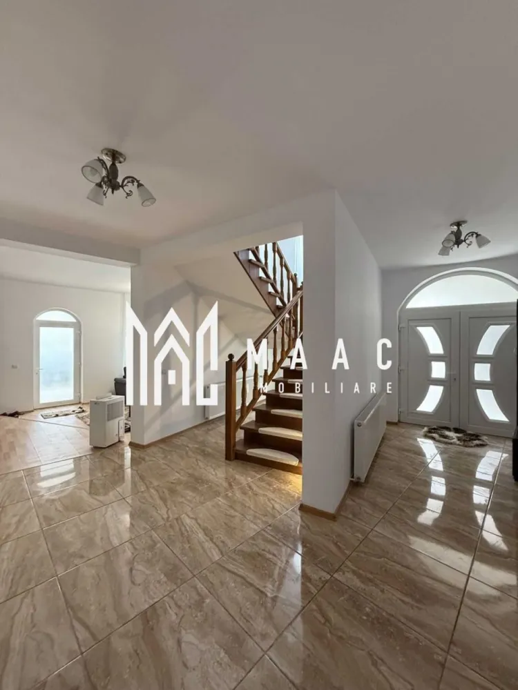 Casă | 4 camere | 240 MPU | Acces auto | Mediaș - MAAC Imobiliare vă propune spre vânzare o casa deosebita , situata in Medias. Localizare Casa este situată într-o zona verde și foarte liniștită, cu acces facil către oraș, dar ferită de aglomerație. Proximitatea pădurii oferă un cadru natural deosebit, ideal pentru relaxare și activități în aer liber. Descriere generală Proprietatea a fost construită în anul 2010 și se remarcă printr-o compartimentare practică, suprafețe generoase și finisaje de calitate. Regim de înălțime: Parter + Etaj + Mansardă Suprafață utilă: 240 mp Suprafață teren: 500 mp Casa este complet mobilată și utilată, fiind pregătită pentru mutare imediată. Compartimentare Parter: Living spațios, luminos Zonă de dining Bucătărie complet utilată Baie cu dus exterior si geam pentru aerisire naturala Cameră tehnică Etaj: 3 dormitoare 1 birou Baie cu cada de dus si geam pentru aerisire naturala Terasă generoasă, care înconjoară casa Mansardă: Spațiu nefinisat, ce poate fi amenajat în funcție de nevoile viitorului proprietar (dormitoare suplimentare, zonă de relaxare, hobby room etc.) Curte pavată, ideală pentru relaxare și parcare Teren împrejmuit cu gard zidit, înalt, oferind intimitate și siguranță Garaj foarte spațios, cu capacitate pentru mai multe autoturisme Izolație exterioară + tencuială decorativă stucco Centrală termică pe gaz Centrală termică pe lemne – eficiență și costuri reduse Construcție solidă, bine întreținută Zonă premium, aproape de pădure Curte mare și garaj spațios Pentru mai multe informații sau pentru programarea unei vizionări contactati echipa MAAC Imobiliare , specificanD ID anunt : CP2851566 }}