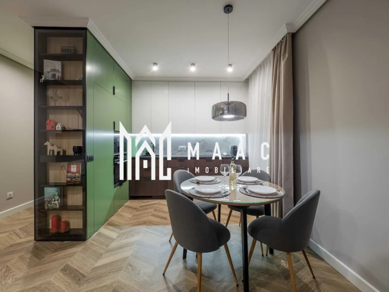 Apartament 2 Camere | Regim Hotelier Activ | Cartierul Arhitecților - MAAC Imobiliare vă propune spre vânzare un apartament modern și elegant, ideal atât pentru locuit, cât și pentru investiție. Proprietatea funcționează în prezent în regim hotelier, fiind complet operațională, cu clasificare emisă de Ministerul Turismului, recenzii excelente și posibilitate de preluare imediată a afacerii.

Caracteristici principale

• suprafață utilă de 52,7 mp
• living open-space luminos și spațios
• dormitor generos
• baie modernă cu baterii încastrate și sistem rain shower
• loc de parcare privat inclus

Compartimentare și dotări

• mobilier premium realizat din MDF vopsit
• bucătărie complet echipată și utilată
• electrocasnice noi, încorporate
• dulapuri încăpătoare realizate la comandă
• încălzire în pardoseală
• centrală termică Viessmann
• uși premium Porta Doors
• ferestre termopan
• finisaje premium inclusiv în casa scării, cu granit și balustradă din sticlă

Localizare și avantaje

• situat în Cartierul Arhitecților, zona Lidl
• acces facil către magazine și puncte de interes
• stație pentru transport public chiar în fața imobilului
• zonă în continuă dezvoltare și foarte căutată

Beneficii

• afacere profitabilă în regim hotelier inclusă
• venituri constante și posibilitate de preluare imediată
• ideal pentru investiție sau locuință personală
• apartament complet mobilat și utilat premium
• gata de exploatare fără investiții suplimentare

Această proprietate reprezintă o oportunitate excelentă pentru cei care își doresc un apartament modern, cu finisaje premium și un business deja funcțional, într-una dintre cele mai apreciate zone rezidențiale.

 Pentru mai multe detalii și programarea unei vizionări, vă rugăm să ne contactați și să menționați ID-ul proprietății: CP3093822.