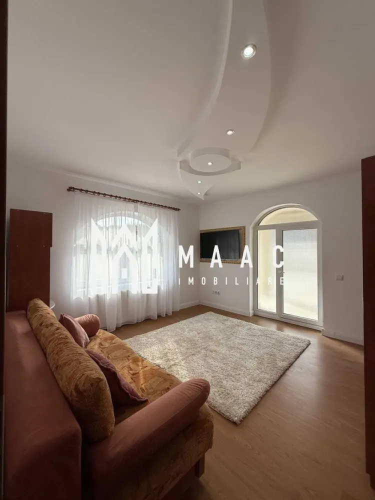 Casă | 4 camere | 240 MPU | Acces auto | Mediaș - MAAC Imobiliare vă propune spre vânzare o casa deosebita , situata in Medias. Localizare Casa este situată într-o zona verde și foarte liniștită, cu acces facil către oraș, dar ferită de aglomerație. Proximitatea pădurii oferă un cadru natural deosebit, ideal pentru relaxare și activități în aer liber. Descriere generală Proprietatea a fost construită în anul 2010 și se remarcă printr-o compartimentare practică, suprafețe generoase și finisaje de calitate. Regim de înălțime: Parter + Etaj + Mansardă Suprafață utilă: 240 mp Suprafață teren: 500 mp Casa este complet mobilată și utilată, fiind pregătită pentru mutare imediată. Compartimentare Parter: Living spațios, luminos Zonă de dining Bucătărie complet utilată Baie cu dus exterior si geam pentru aerisire naturala Cameră tehnică Etaj: 3 dormitoare 1 birou Baie cu cada de dus si geam pentru aerisire naturala Terasă generoasă, care înconjoară casa Mansardă: Spațiu nefinisat, ce poate fi amenajat în funcție de nevoile viitorului proprietar (dormitoare suplimentare, zonă de relaxare, hobby room etc.) Curte pavată, ideală pentru relaxare și parcare Teren împrejmuit cu gard zidit, înalt, oferind intimitate și siguranță Garaj foarte spațios, cu capacitate pentru mai multe autoturisme Izolație exterioară + tencuială decorativă stucco Centrală termică pe gaz Centrală termică pe lemne – eficiență și costuri reduse Construcție solidă, bine întreținută Zonă premium, aproape de pădure Curte mare și garaj spațios Pentru mai multe informații sau pentru programarea unei vizionări contactati echipa MAAC Imobiliare , specificanD ID anunt : CP2851566 }}