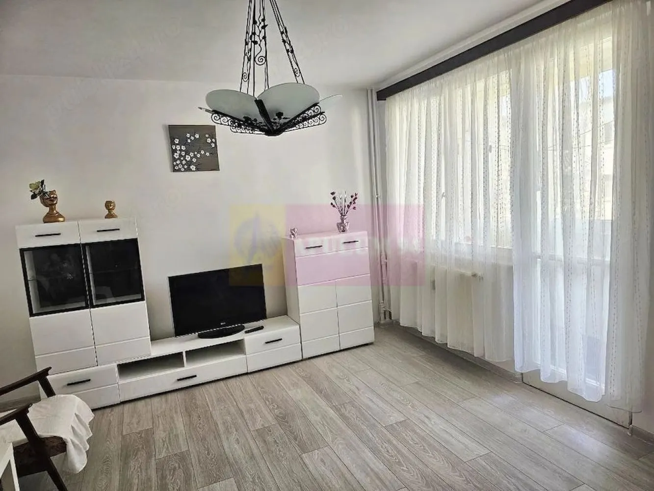 Apartament 2 camere decomandate; Dristor - Bdul. Camil Ressu - Agentia Imobiliara Apulum 94, va ofera
Apartament 2 camere, decomandat, (50,7 mp), Bdul. Camil Ressu - Dristor - Piata R. Sarat.
Proprietatea se vinde mobilata. Apartamentul este potrivit atat pentru locuinta personala cat si pentru investitie, zona unde proprietatile bine pozitionate raman constant cautate.
- Etaj 3 10.
- Bloc reabilitat termic, 
- Apartament renovat (parchet, gresie)
- Dormitor (mobilier nou), Sufragerie (biblioteca noua), Bucătărie (mobilier nou), Balcon inchis termopan, Baie, Cămară, Debara)
- Complet mobilat și utilat (frigider, masina spalat noua, aragaz, cuptor cu microunde, televizor)
- Aprox. 5 minute distanta (metrou Dristor1, ParkLake, parcul IOR, Mega Image, Scoli, Gradinite)
- Acte la zi, disponibilitate imediata
