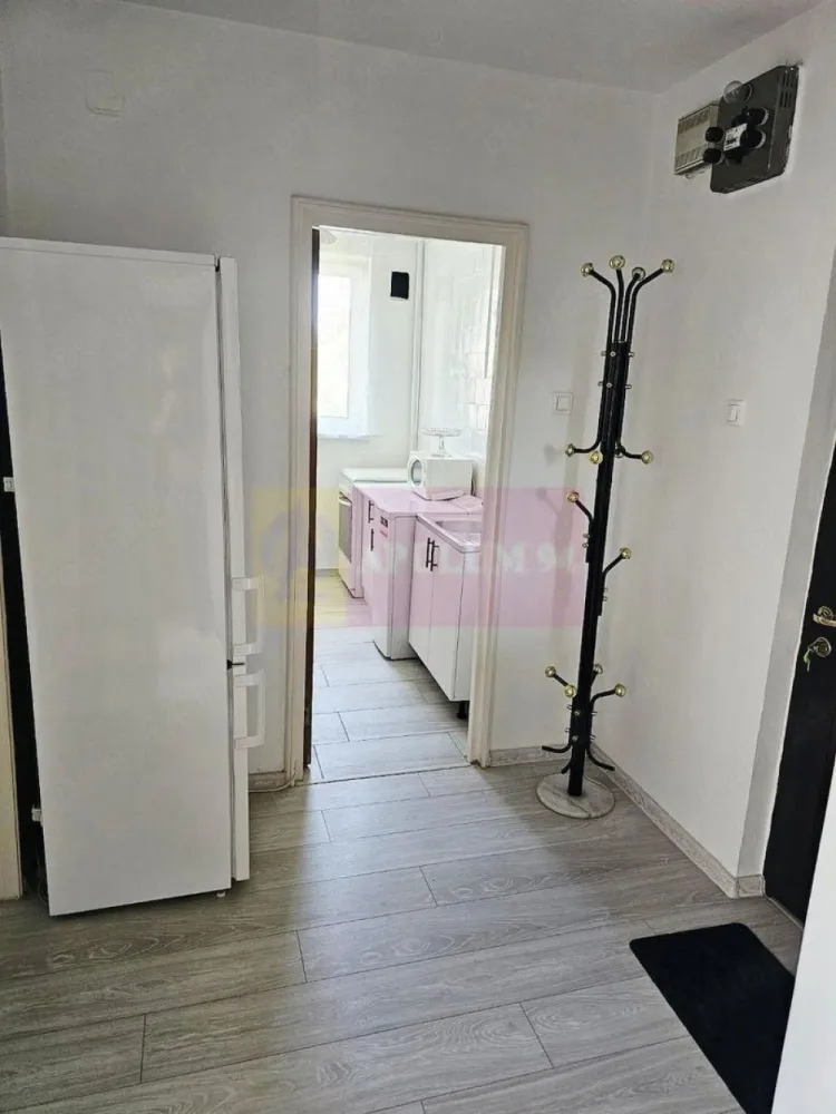 Apartament 2 camere decomandate; Dristor - Bdul. Camil Ressu - Agentia Imobiliara Apulum 94, va ofera
Apartament 2 camere, decomandat, (50,7 mp), Bdul. Camil Ressu - Dristor - Piata R. Sarat.
Proprietatea se vinde mobilata. Apartamentul este potrivit atat pentru locuinta personala cat si pentru investitie, zona unde proprietatile bine pozitionate raman constant cautate.
- Etaj 3 10.
- Bloc reabilitat termic, 
- Apartament renovat (parchet, gresie)
- Dormitor (mobilier nou), Sufragerie (biblioteca noua), Bucătărie (mobilier nou), Balcon inchis termopan, Baie, Cămară, Debara)
- Complet mobilat și utilat (frigider, masina spalat noua, aragaz, cuptor cu microunde, televizor)
- Aprox. 5 minute distanta (metrou Dristor1, ParkLake, parcul IOR, Mega Image, Scoli, Gradinite)
- Acte la zi, disponibilitate imediata