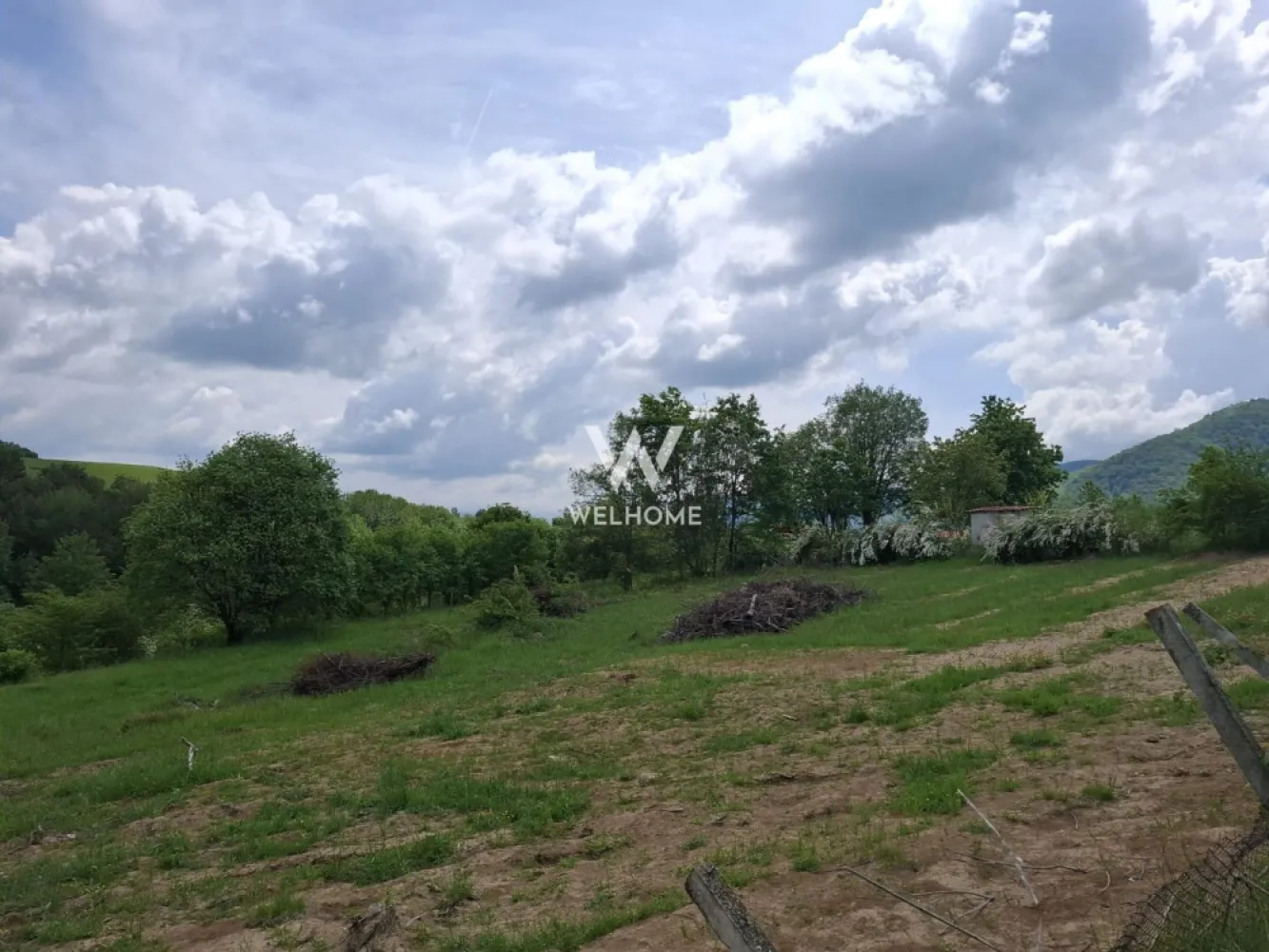 Teren intravilan, 1000 mp, Cisnadioara - Sibiu - Va propunem spre vanzare un teren intravilan situat in Cisnadioara, zona Apfelhouse

- Suprafata 1000 mp 
- Deschidere la strada 35 m
- Utilitati pe strada: apa, gaz, canal, curent - extindere conducte existente cam 50 m.
- Necesita intocmire PUZ. Se pot construi locuinte unifamiliale (CUT 0.9), 
- POT: 25%

Pret: 89000 euro negociabil.