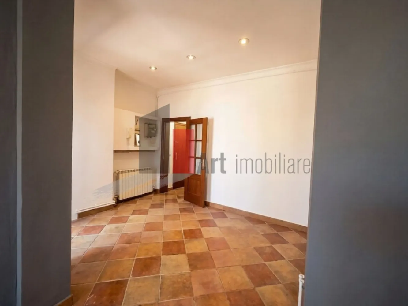 Spatiu Comercial de inchiriat in Centrul Vechi, 55mp - Închiriere Spațiu Comercial / Fast-Food - Restaurant - HoReCa | 55 mp | Tubulatură Hotă | Grup Sanitar

Se oferă spre închiriere un spațiu comercial situat în Centrul Vechi, cea mai intensă zonă comercială și turistică din Capitală, recunoscută pentru fluxul pietonal continuu zi și noapte. Proprietatea are o suprafață de 55 mp și este configurată excelent pentru activități din sfera alimentației publice, bistro, fast-food, cafenea sau alte tipuri de retail și servicii care necesită o poziționare ultracentrală.

Spațiul dispune de avantajul major al unei bucătării dotate cu tubulatură specială pentru hotă, reducând considerabil timpul și costurile de amenajare pentru obținerea avizelor necesare. 

Detalii spațiu:

Suprafață utilă de 55 mp distribuită practic pentru activități comerciale

Prevăzut cu bucătărie neutilată ce include tubulatură pregătită pentru instalarea hotei profesionale

Grup sanitar complet utilat și finisat conform normelor igienico-sanitare

Compartimentare adaptabilă ce oferă flexibilitate în amenajarea zonei de servire și a celei de lucru

Utilități și facilități:

Sistem de încălzire autonom cu centrală termică proprie pentru un control total al costurilor

Toate utilitățile necesare disponibile respectiv apă, gaz, curent electric și canalizare

Infrastructură optimizată pentru consumatori comerciali

Spațiu pregătit pentru instalarea echipamentelor specifice activității dumneavoastră

Contorizare individuală pentru o gestionare precisă a consumului lunar

Avantaje:

Localizare premium în Centrul Vechi, punctul zero al distracției și retailului stradal din București

Flux pietonal masiv și constant format din turiști și localnici pe tot parcursul săptămânii

Prezența tubulaturii pentru hotă reprezintă un avantaj tehnic esențial pentru profilul HoReCa/fast-food

Suprafață optimă (55 mp) pentru un concept eficient, cu costuri de întreținere echilibrate

Condiții de închiriere:

Se percepe comision

Disponibilitate imediată pentru vizionări și preluarea spațiului

Pentru mai multe detalii sau pentru programarea unei vizionări vă stăm la dispoziție.