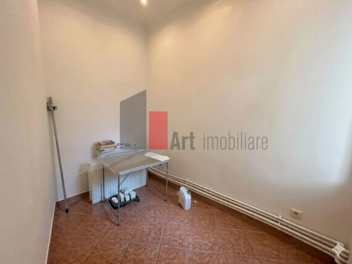 Spatiu Comercial de inchiriat in Centrul Vechi, 55mp - Închiriere Spațiu Comercial / Fast-Food - Restaurant - HoReCa | 55 mp | Tubulatură Hotă | Grup Sanitar

Se oferă spre închiriere un spațiu comercial situat în Centrul Vechi, cea mai intensă zonă comercială și turistică din Capitală, recunoscută pentru fluxul pietonal continuu zi și noapte. Proprietatea are o suprafață de 55 mp și este configurată excelent pentru activități din sfera alimentației publice, bistro, fast-food, cafenea sau alte tipuri de retail și servicii care necesită o poziționare ultracentrală.

Spațiul dispune de avantajul major al unei bucătării dotate cu tubulatură specială pentru hotă, reducând considerabil timpul și costurile de amenajare pentru obținerea avizelor necesare. 

Detalii spațiu:

Suprafață utilă de 55 mp distribuită practic pentru activități comerciale

Prevăzut cu bucătărie neutilată ce include tubulatură pregătită pentru instalarea hotei profesionale

Grup sanitar complet utilat și finisat conform normelor igienico-sanitare

Compartimentare adaptabilă ce oferă flexibilitate în amenajarea zonei de servire și a celei de lucru

Utilități și facilități:

Sistem de încălzire autonom cu centrală termică proprie pentru un control total al costurilor

Toate utilitățile necesare disponibile respectiv apă, gaz, curent electric și canalizare

Infrastructură optimizată pentru consumatori comerciali

Spațiu pregătit pentru instalarea echipamentelor specifice activității dumneavoastră

Contorizare individuală pentru o gestionare precisă a consumului lunar

Avantaje:

Localizare premium în Centrul Vechi, punctul zero al distracției și retailului stradal din București

Flux pietonal masiv și constant format din turiști și localnici pe tot parcursul săptămânii

Prezența tubulaturii pentru hotă reprezintă un avantaj tehnic esențial pentru profilul HoReCa/fast-food

Suprafață optimă (55 mp) pentru un concept eficient, cu costuri de întreținere echilibrate

Condiții de închiriere:

Se percepe comision

Disponibilitate imediată pentru vizionări și preluarea spațiului

Pentru mai multe detalii sau pentru programarea unei vizionări vă stăm la dispoziție.