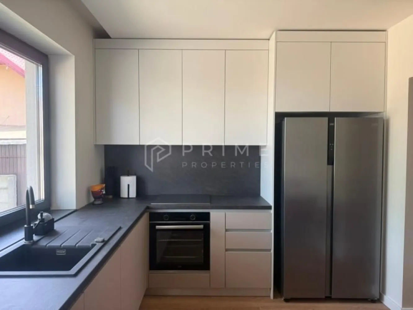 Casă de închiriat complet renovată I Gheorghe Doja I Târgu Mureș - Casa pe care o cauți de mult. Spațioasă, luminoasă, liniștită — gata de mutat.

Această casă este locul unde te întorci acasă și simți imediat că poți respira. Lumină naturală, spații gândite cu grijă, finisaje impecabile — totul nou, totul pregătit pentru tine.

✨ Ce te așteaptă înăuntru:

Complet renovată, de la zero. Nimic second-hand, nimic improvizat — electrocasnice noi, finisaje noi, mobilier nou, încălzire în pardoseală. Te muți și nu mai ai nimic de făcut.

100 m² gândiți bine în spații & dotări: 
2 dormitoare + dressing
2 băi moderne, complet noi, una cu cabină de duș și cealaltă cu cadă freestanding
Bucătărie complet utilată — electrocasnice noi
Living generos cu sistem LED ambiental
Hol spațios
Curte privată 300 m² — spațiu pentru copii, grătar, relaxare
Garaj + loc de parcare

Dormitorul principal e la mansardă — tavan înalt în două ape, ferestre panoramice până în vârf, lumină naturală din plin. Baia de sus are cadă freestanding și luminator în tavan. Livingul are iluminat LED ambiental și perdele până în tavan — seara, atmosfera se face singură.

📍 Locație strategică: Gheorghe Doja— adresă cu acces rapid la tot ce contează:
ieșire ușoară spre autostradă, la câteva minute de Auchan, Mall și servicii — dar strada e liniștită, fără trafic, fără zgomot. Vii acasă și lumea se oprește la poartă. Zgomotul orașului nu ajunge până aici.

💬 Pentru cine e această casă?
Potrivită pentru oricine vrea să trăiască în liniște: familie, cuplu, persoane care lucrează de acasă și au nevoie de spațiu și confort real.