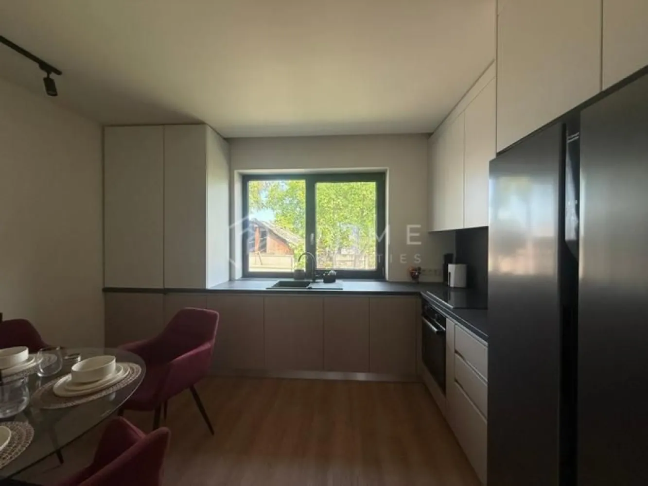 Casă de închiriat complet renovată I Gheorghe Doja I Târgu Mureș - Casa pe care o cauți de mult. Spațioasă, luminoasă, liniștită — gata de mutat.

Această casă este locul unde te întorci acasă și simți imediat că poți respira. Lumină naturală, spații gândite cu grijă, finisaje impecabile — totul nou, totul pregătit pentru tine.

✨ Ce te așteaptă înăuntru:

Complet renovată, de la zero. Nimic second-hand, nimic improvizat — electrocasnice noi, finisaje noi, mobilier nou, încălzire în pardoseală. Te muți și nu mai ai nimic de făcut.

100 m² gândiți bine în spații & dotări: 
2 dormitoare + dressing
2 băi moderne, complet noi, una cu cabină de duș și cealaltă cu cadă freestanding
Bucătărie complet utilată — electrocasnice noi
Living generos cu sistem LED ambiental
Hol spațios
Curte privată 300 m² — spațiu pentru copii, grătar, relaxare
Garaj + loc de parcare

Dormitorul principal e la mansardă — tavan înalt în două ape, ferestre panoramice până în vârf, lumină naturală din plin. Baia de sus are cadă freestanding și luminator în tavan. Livingul are iluminat LED ambiental și perdele până în tavan — seara, atmosfera se face singură.

📍 Locație strategică: Gheorghe Doja— adresă cu acces rapid la tot ce contează:
ieșire ușoară spre autostradă, la câteva minute de Auchan, Mall și servicii — dar strada e liniștită, fără trafic, fără zgomot. Vii acasă și lumea se oprește la poartă. Zgomotul orașului nu ajunge până aici.

💬 Pentru cine e această casă?
Potrivită pentru oricine vrea să trăiască în liniște: familie, cuplu, persoane care lucrează de acasă și au nevoie de spațiu și confort real.
