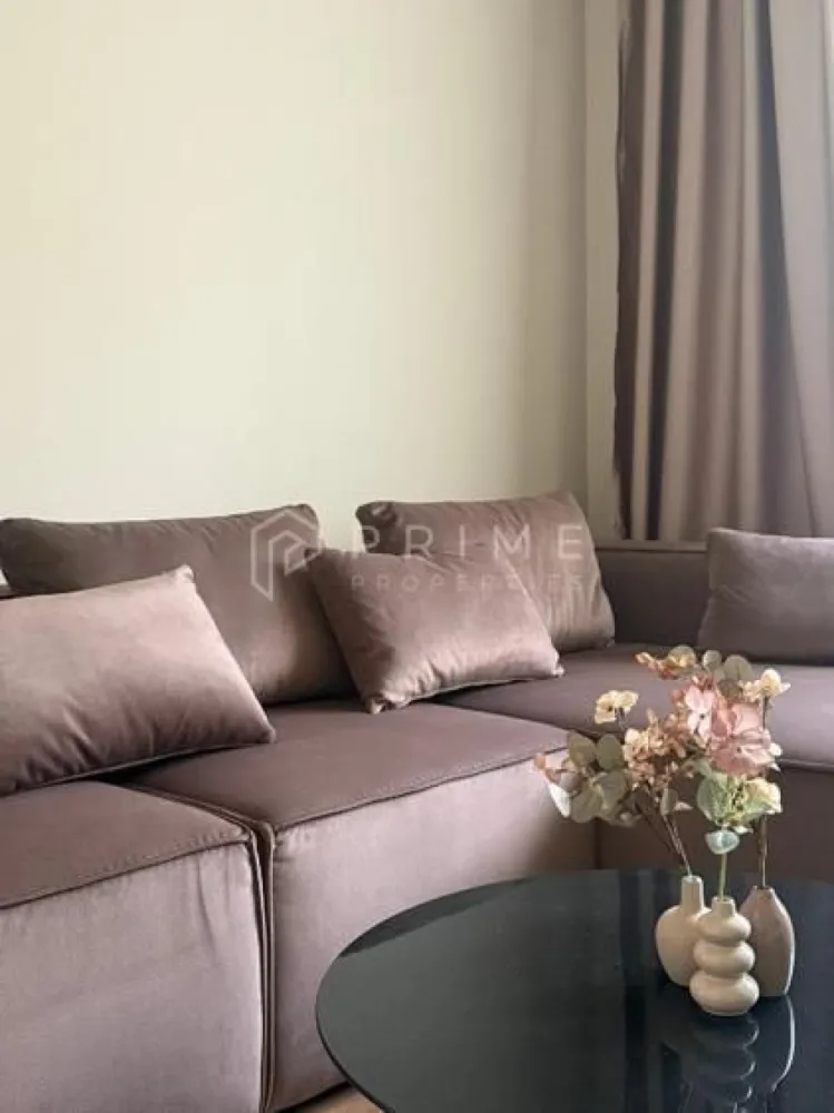 Casă de închiriat complet renovată I Gheorghe Doja I Târgu Mureș - Casa pe care o cauți de mult. Spațioasă, luminoasă, liniștită — gata de mutat.

Această casă este locul unde te întorci acasă și simți imediat că poți respira. Lumină naturală, spații gândite cu grijă, finisaje impecabile — totul nou, totul pregătit pentru tine.

✨ Ce te așteaptă înăuntru:

Complet renovată, de la zero. Nimic second-hand, nimic improvizat — electrocasnice noi, finisaje noi, mobilier nou, încălzire în pardoseală. Te muți și nu mai ai nimic de făcut.

100 m² gândiți bine în spații & dotări: 
2 dormitoare + dressing
2 băi moderne, complet noi, una cu cabină de duș și cealaltă cu cadă freestanding
Bucătărie complet utilată — electrocasnice noi
Living generos cu sistem LED ambiental
Hol spațios
Curte privată 300 m² — spațiu pentru copii, grătar, relaxare
Garaj + loc de parcare

Dormitorul principal e la mansardă — tavan înalt în două ape, ferestre panoramice până în vârf, lumină naturală din plin. Baia de sus are cadă freestanding și luminator în tavan. Livingul are iluminat LED ambiental și perdele până în tavan — seara, atmosfera se face singură.

📍 Locație strategică: Gheorghe Doja— adresă cu acces rapid la tot ce contează:
ieșire ușoară spre autostradă, la câteva minute de Auchan, Mall și servicii — dar strada e liniștită, fără trafic, fără zgomot. Vii acasă și lumea se oprește la poartă. Zgomotul orașului nu ajunge până aici.

💬 Pentru cine e această casă?
Potrivită pentru oricine vrea să trăiască în liniște: familie, cuplu, persoane care lucrează de acasă și au nevoie de spațiu și confort real.