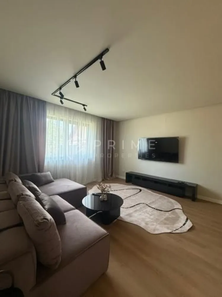 Casă de închiriat complet renovată I Gheorghe Doja I Târgu Mureș - Casa pe care o cauți de mult. Spațioasă, luminoasă, liniștită — gata de mutat.

Această casă este locul unde te întorci acasă și simți imediat că poți respira. Lumină naturală, spații gândite cu grijă, finisaje impecabile — totul nou, totul pregătit pentru tine.

✨ Ce te așteaptă înăuntru:

Complet renovată, de la zero. Nimic second-hand, nimic improvizat — electrocasnice noi, finisaje noi, mobilier nou, încălzire în pardoseală. Te muți și nu mai ai nimic de făcut.

100 m² gândiți bine în spații & dotări: 
2 dormitoare + dressing
2 băi moderne, complet noi, una cu cabină de duș și cealaltă cu cadă freestanding
Bucătărie complet utilată — electrocasnice noi
Living generos cu sistem LED ambiental
Hol spațios
Curte privată 300 m² — spațiu pentru copii, grătar, relaxare
Garaj + loc de parcare

Dormitorul principal e la mansardă — tavan înalt în două ape, ferestre panoramice până în vârf, lumină naturală din plin. Baia de sus are cadă freestanding și luminator în tavan. Livingul are iluminat LED ambiental și perdele până în tavan — seara, atmosfera se face singură.

📍 Locație strategică: Gheorghe Doja— adresă cu acces rapid la tot ce contează:
ieșire ușoară spre autostradă, la câteva minute de Auchan, Mall și servicii — dar strada e liniștită, fără trafic, fără zgomot. Vii acasă și lumea se oprește la poartă. Zgomotul orașului nu ajunge până aici.

💬 Pentru cine e această casă?
Potrivită pentru oricine vrea să trăiască în liniște: familie, cuplu, persoane care lucrează de acasă și au nevoie de spațiu și confort real.