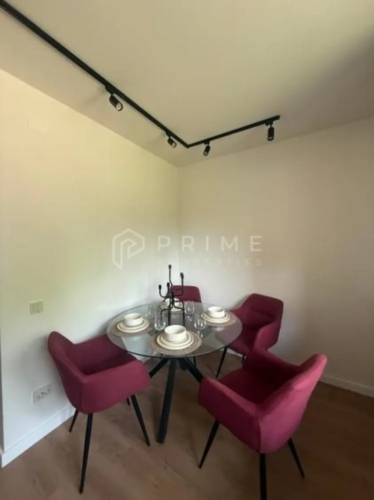 Casă de închiriat complet renovată I Gheorghe Doja I Târgu Mureș - Casa pe care o cauți de mult. Spațioasă, luminoasă, liniștită — gata de mutat.

Această casă este locul unde te întorci acasă și simți imediat că poți respira. Lumină naturală, spații gândite cu grijă, finisaje impecabile — totul nou, totul pregătit pentru tine.

✨ Ce te așteaptă înăuntru:

Complet renovată, de la zero. Nimic second-hand, nimic improvizat — electrocasnice noi, finisaje noi, mobilier nou, încălzire în pardoseală. Te muți și nu mai ai nimic de făcut.

100 m² gândiți bine în spații & dotări: 
2 dormitoare + dressing
2 băi moderne, complet noi, una cu cabină de duș și cealaltă cu cadă freestanding
Bucătărie complet utilată — electrocasnice noi
Living generos cu sistem LED ambiental
Hol spațios
Curte privată 300 m² — spațiu pentru copii, grătar, relaxare
Garaj + loc de parcare

Dormitorul principal e la mansardă — tavan înalt în două ape, ferestre panoramice până în vârf, lumină naturală din plin. Baia de sus are cadă freestanding și luminator în tavan. Livingul are iluminat LED ambiental și perdele până în tavan — seara, atmosfera se face singură.

📍 Locație strategică: Gheorghe Doja— adresă cu acces rapid la tot ce contează:
ieșire ușoară spre autostradă, la câteva minute de Auchan, Mall și servicii — dar strada e liniștită, fără trafic, fără zgomot. Vii acasă și lumea se oprește la poartă. Zgomotul orașului nu ajunge până aici.

💬 Pentru cine e această casă?
Potrivită pentru oricine vrea să trăiască în liniște: familie, cuplu, persoane care lucrează de acasă și au nevoie de spațiu și confort real.