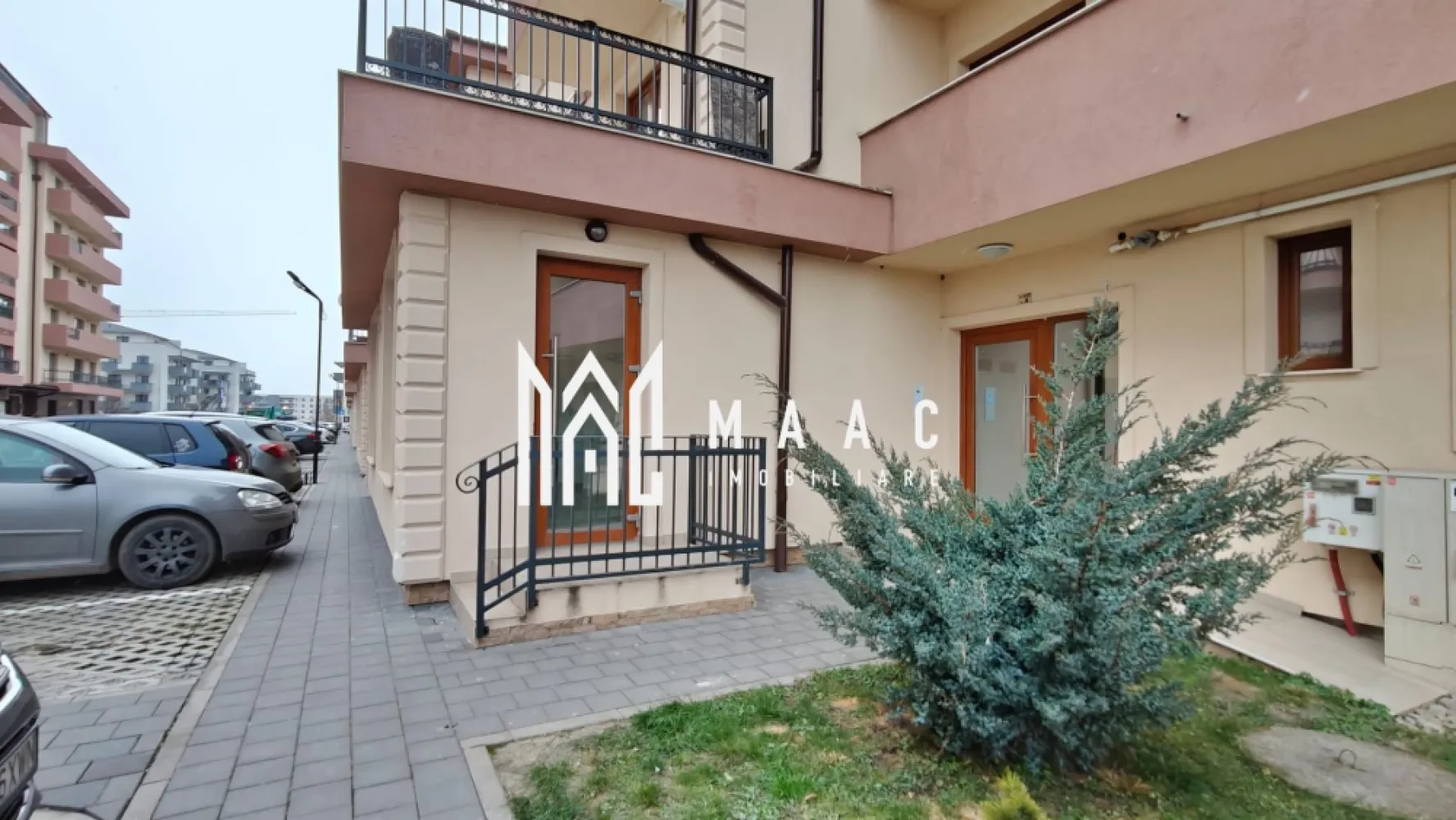Spațiu Comercial | 70 mp | Kastani Residence | Prima Închiriere - MAAC Imobiliare vă propune spre închiriere un spațiu comercial modern, ideal pentru dezvoltarea afacerii dumneavoastră! Localizare: Kastani Residence Suprafață: 70 mp Dotări: grup sanitar propriu Stare: prima închiriere Spațiul este amplasat într-un ansamblu rezidențial nou, beneficiind de vizibilitate bună și acces facil. Este potrivit pentru o gamă variată de activități comerciale sau de servicii, precum: birouri, cabinet medical, salon de înfrumusețare, showroom etc. Amenajările moderne și compartimentarea eficientă oferă flexibilitate în organizarea activității, iar faptul că este la prima închiriere asigură un spațiu nou, curat și ușor de personalizat în funcție de nevoile dumneavoastră. Pentru mai multe detalii sau pentru programarea unei vizionări, vă rugăm să ne contactați, specificând ID: CP2866568 }}