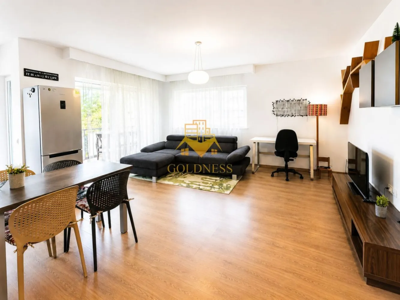 3 Camere Openspace, Zorilor, Parcare, UMF, UTCN, Golden Tulip,Panemar - GOLDNESS Imobiliare vă propune spre închiriere un apartament cu 3 camere complet mobilat și utilat, la etajul 1 într-un imobil de 6 etaje, în Cartierul Zorilor.
Garaj inclus!
Se află în apropierea stațiilor de transport în comun, magazine, restaurante, spații verzi, farmacii, etc. 

Apartamentul este compartimentat astfel:
 - dormitor cu pat matrimonial, dressing, noptiere
 - dormitor cu pat matrimonial, dressing, noptiere, birou
 - living cu bucatarie open space complet utilată și mobilată, canapea extensibilă, loc de servit masa 
 - baie cu dus walk-in, calorifer port prosop și dulap pentru depozitare.
 - baie cu dus walk-in, calorifer port prosop și dulap pentru depozitare.
 - terasa de 8 mp.

Imobilul este dotat cu toate cele necesare- centrală proprie, frigider, aragaz, hotă, mașină de spălat haine, etc. 

Dacă sunteți interesați de acest apartament și doriți să îl vizionați, dar și pentru alte oferte nu ezitați să ne contactați telefonic sau prin e-mail. Vă stăm la dispoziție!
Pentru intermediere se percepe un comision de 50% din prețul chiriei!