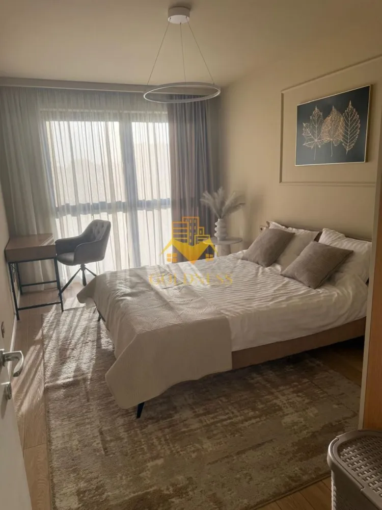 2 camere, Premium, Parcare, The Nest, Marasti, The Office - GOLDNESS Imobiliare vă propune spre închiriere un apartament cu 2 camere open-space complet mobilat și utilat, la etajul 2 într-un imobil de 6 etaje, în Cartierul Marasti.
Dispune de loc de parcare subterana XXL!
Se află în apropierea stațiilor de transport în comun, magazine, restaurante, spații verzi, farmacii, etc. 

Apartamentul este compartimentat astfel:
 - dormitor cu pat matrimonial, dressing, noptiere
 - living cu bucatarie open space complet utilată și mobilată, canapea extensibilă, loc de servit masa 
 - baie cu dus walk-in, calorifer port prosop și dulap pentru depozitare.
 - terasa de 6,45 mp.

Imobilul este dotat cu toate cele necesare- centrală proprie, frigider, aragaz, hotă, mașină de spălat haine, aer conditionat, etc. 

Dacă sunteți interesați de acest apartament și doriți să îl vizionați, dar și pentru alte oferte nu ezitați să ne contactați telefonic sau prin e-mail. Vă stăm la dispoziție!

Pentru intermediere se percepe un comision de 50% din prețul chiriei!