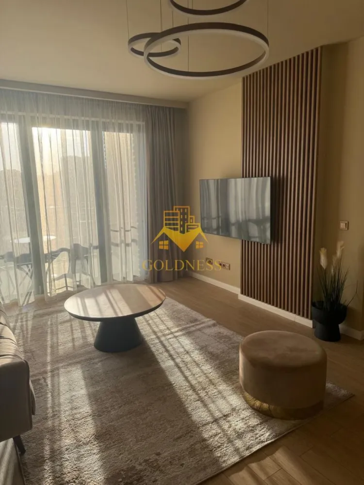 2 camere, Premium, Parcare, The Nest, Marasti, The Office - GOLDNESS Imobiliare vă propune spre închiriere un apartament cu 2 camere open-space complet mobilat și utilat, la etajul 2 într-un imobil de 6 etaje, în Cartierul Marasti.
Dispune de loc de parcare subterana XXL!
Se află în apropierea stațiilor de transport în comun, magazine, restaurante, spații verzi, farmacii, etc. 

Apartamentul este compartimentat astfel:
 - dormitor cu pat matrimonial, dressing, noptiere
 - living cu bucatarie open space complet utilată și mobilată, canapea extensibilă, loc de servit masa 
 - baie cu dus walk-in, calorifer port prosop și dulap pentru depozitare.
 - terasa de 6,45 mp.

Imobilul este dotat cu toate cele necesare- centrală proprie, frigider, aragaz, hotă, mașină de spălat haine, aer conditionat, etc. 

Dacă sunteți interesați de acest apartament și doriți să îl vizionați, dar și pentru alte oferte nu ezitați să ne contactați telefonic sau prin e-mail. Vă stăm la dispoziție!

Pentru intermediere se percepe un comision de 50% din prețul chiriei!