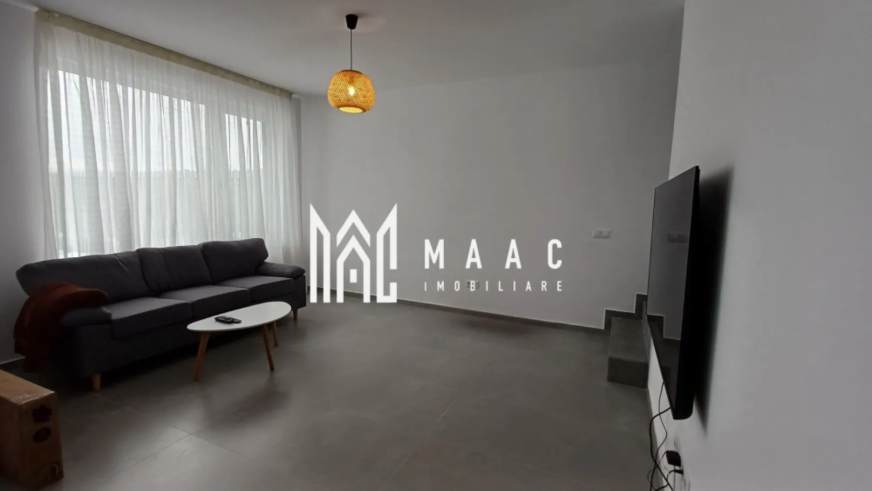 Casă | 119 MPU | 5 camere | 2 băi | Curte | Cristian - Maac Imobiliare vă propune spre închiriere o casă modernă, ideală pentru o familie care își dorește confort, spațiu și intimitate, situată într-o zonă liniștită și bine conectată.

Proprietatea are o suprafață utilă de 119 mp și este compartimentată eficient în 4 camere, dintre care un living generos open-space cu bucătăria, creând un spațiu luminos și primitor, perfect pentru relaxare și socializare. Casa beneficiază de încălzire în pardoseală, asigurând un confort termic optim pe tot parcursul sezonului rece.

Compartimentarea include:
living open-space cu bucătărie
3 dormitoare + 1 cameră versatilă, ideală pentru spațiu de joacă, relaxare sau activitați recreative.
2 băi
cămară pentru depozitare

Locuința este luminoasă, și se predă complet mobilată și utilată, gata pentru mutare imediată.

În exterior, proprietatea dispune de o curte privată de aproximativ 75 mp, ideală pentru relaxare, timp petrecut în aer liber sau activități cu familia.

Această casă reprezintă o alegere excelentă pentru cei care caută o locuință modernă, bine compartimentată și funcțională.

Condiții de închiriere: Se percepe o garanție în cuantumul unei chirii lunare. Sunt acceptate animalele de companie doar în momentul în care se va plăti o garanție suplimentară.

Pentru mai multe detalii și programarea unei vizionări, vă invităm să contactați Maac Imobiliare, specificând ID: CP3101464.
