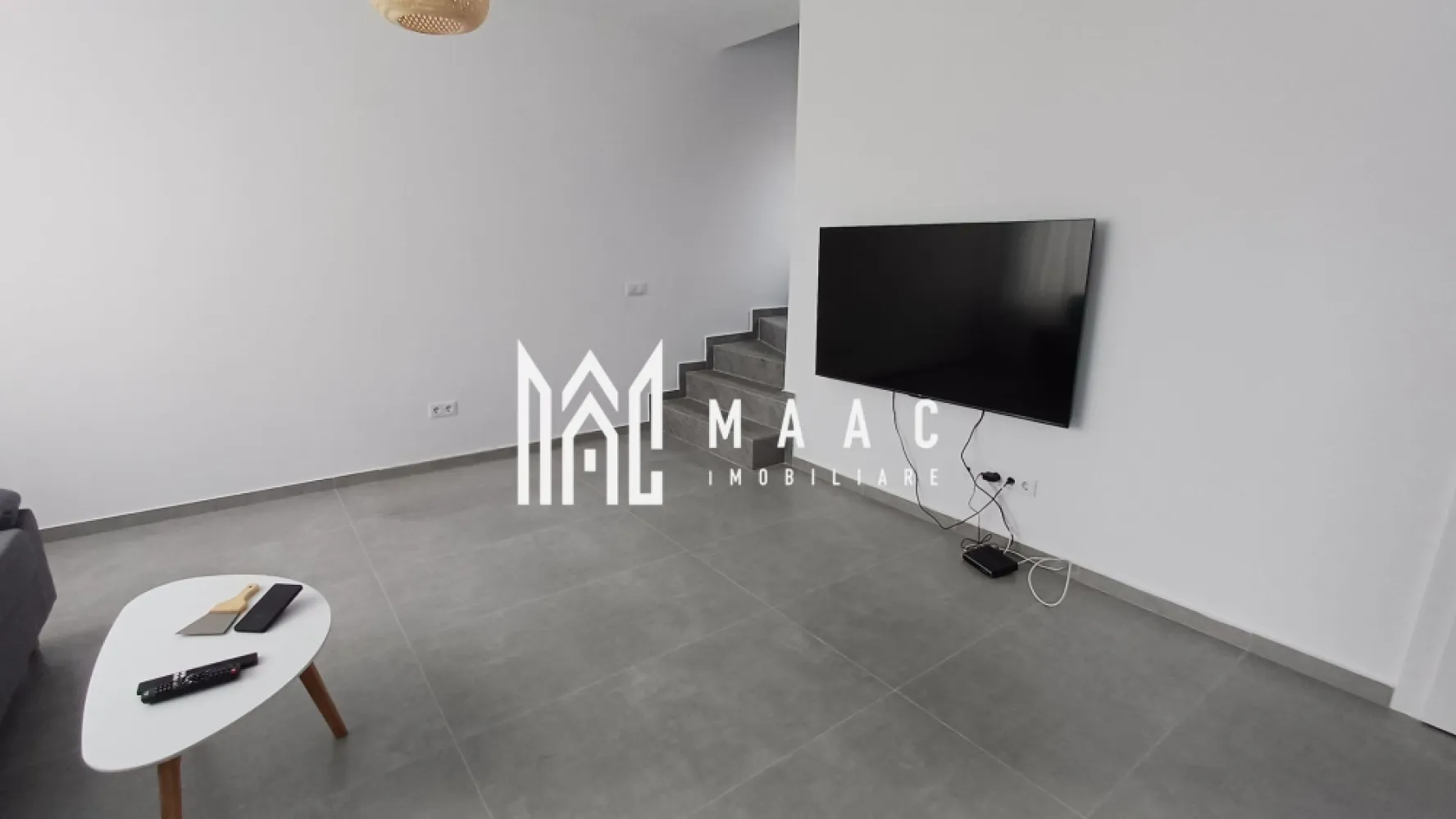Casă | 119 MPU | 5 camere | 2 băi | Curte | Cristian - Maac Imobiliare vă propune spre închiriere o casă modernă, ideală pentru o familie care își dorește confort, spațiu și intimitate, situată într-o zonă liniștită și bine conectată.

Proprietatea are o suprafață utilă de 119 mp și este compartimentată eficient în 4 camere, dintre care un living generos open-space cu bucătăria, creând un spațiu luminos și primitor, perfect pentru relaxare și socializare. Casa beneficiază de încălzire în pardoseală, asigurând un confort termic optim pe tot parcursul sezonului rece.

Compartimentarea include:
living open-space cu bucătărie
3 dormitoare + 1 cameră versatilă, ideală pentru spațiu de joacă, relaxare sau activitați recreative.
2 băi
cămară pentru depozitare

Locuința este luminoasă, și se predă complet mobilată și utilată, gata pentru mutare imediată.

În exterior, proprietatea dispune de o curte privată de aproximativ 75 mp, ideală pentru relaxare, timp petrecut în aer liber sau activități cu familia.

Această casă reprezintă o alegere excelentă pentru cei care caută o locuință modernă, bine compartimentată și funcțională.

Condiții de închiriere: Se percepe o garanție în cuantumul unei chirii lunare. Sunt acceptate animalele de companie doar în momentul în care se va plăti o garanție suplimentară.

Pentru mai multe detalii și programarea unei vizionări, vă invităm să contactați Maac Imobiliare, specificând ID: CP3101464.