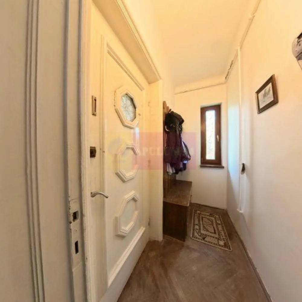Apartament 3 camere in vila Cotroceni. - Compania imobiliara Apulum94 va propune un apartament in vila situat in zona Cotroceni- in apropiere de Biserica Sf Elefterie. Zona este foarte usor accesibila avand in apropiere metrou, statie stb, parc, scoala, gradinita, piata, mall. 
Imobilul este incadrat in gradul 1 de risc seismic. In acest sens potentialii cumparatori pot veni impreuna cu un inginer structurist pentru a evalua imobilul. 
Apartamentul are o compartimentare clasica pastrand patentul si farmecul perioadei interbelice, cu camere inalte, spatioase si luminoase, precum si multiple spatii de depozitare. Deasupra locuintei se afla un pod mansardat. 
Imobilul dispune de o curte comuna unde poate fi amenajata o zona de relaxare. 
Apartamentul se vinde mobilat si utilat, fiind dotat cu centrala proprie pe gaze. 
Pentru mai multe detalii si vizionare nu ezitati sa ma contactati pe nr 0733683446- Laura Ionescu.